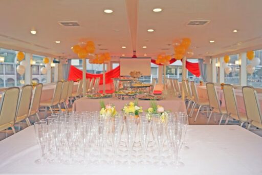 船内からのワイングラスが整列されている様子