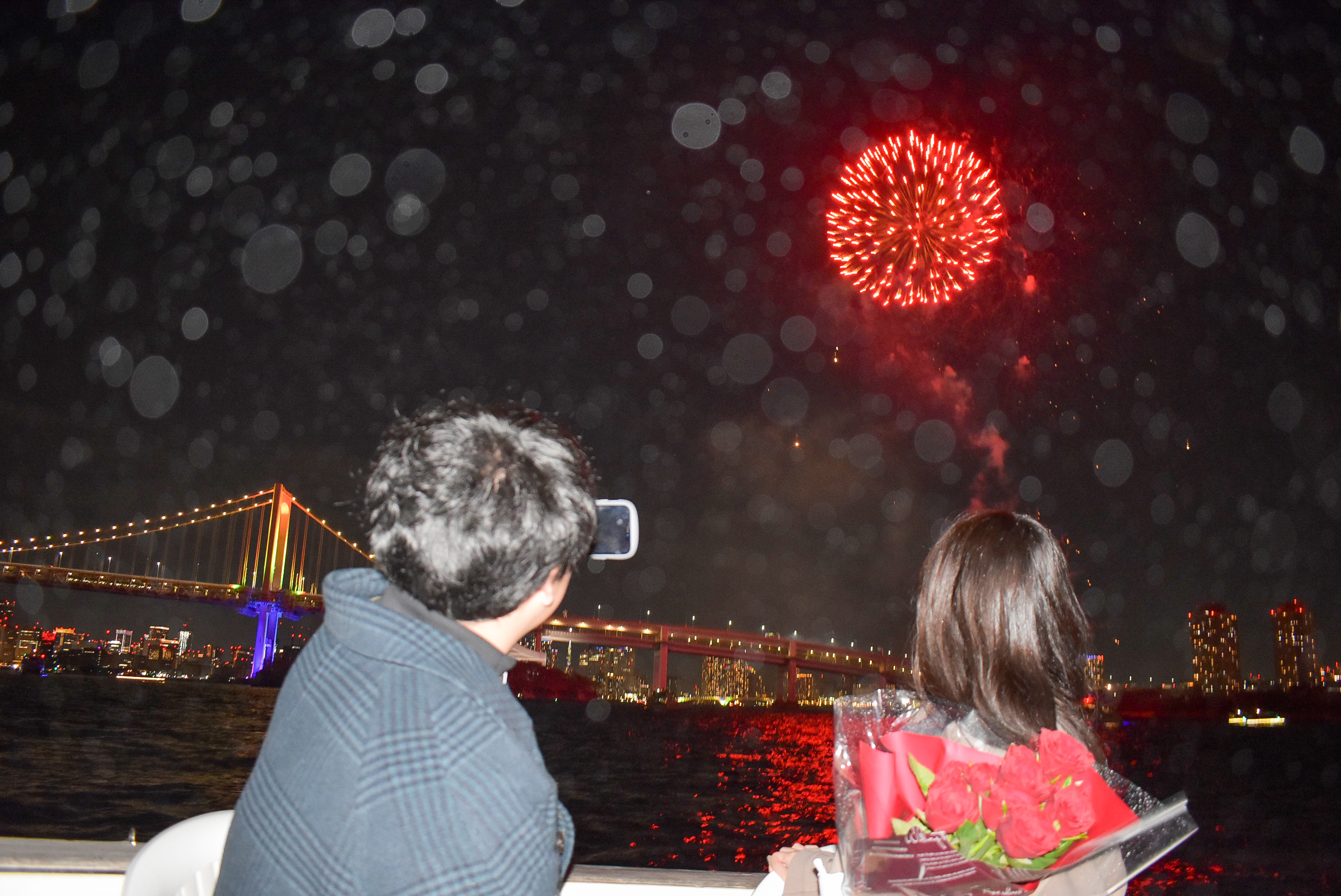 クルーザーから花火鑑賞するカップル