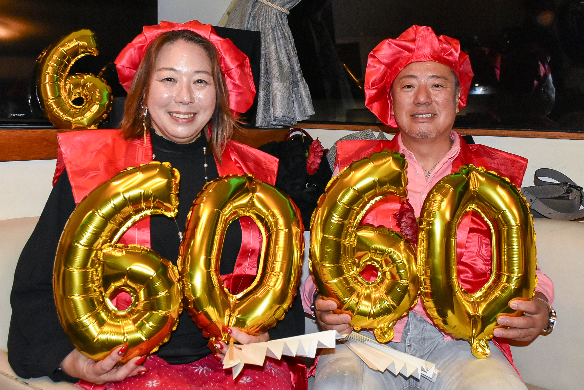 60のバルーンを持った還暦のお二人
