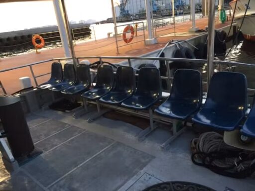 後方デッキ 座席