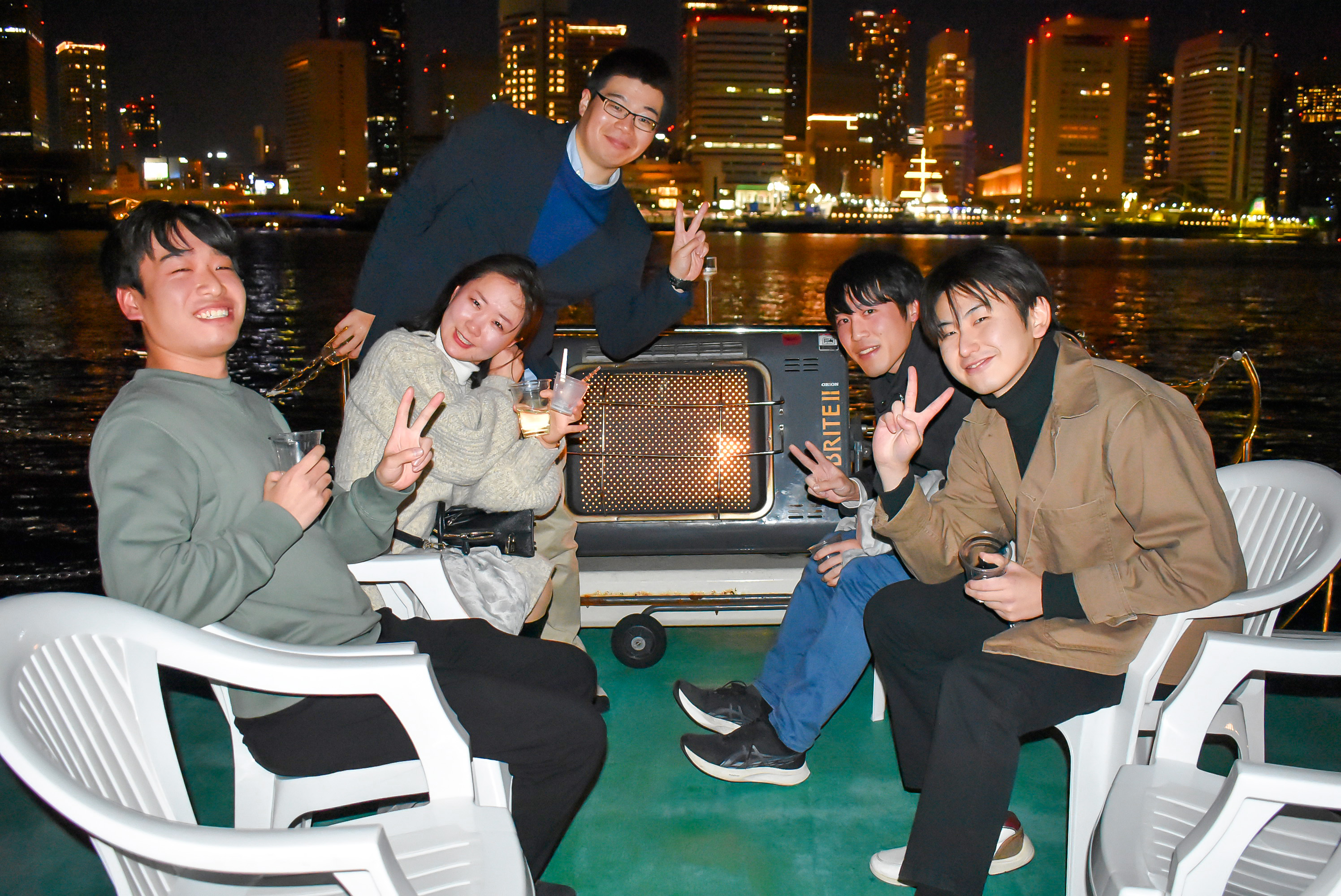 デッキでヒーターを囲む