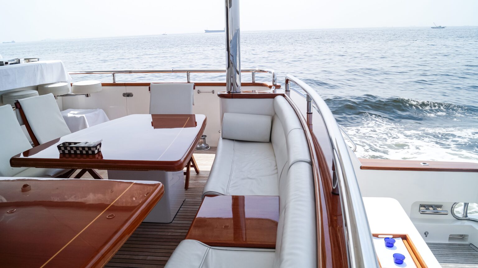 クイーングレース号2Fデッキ