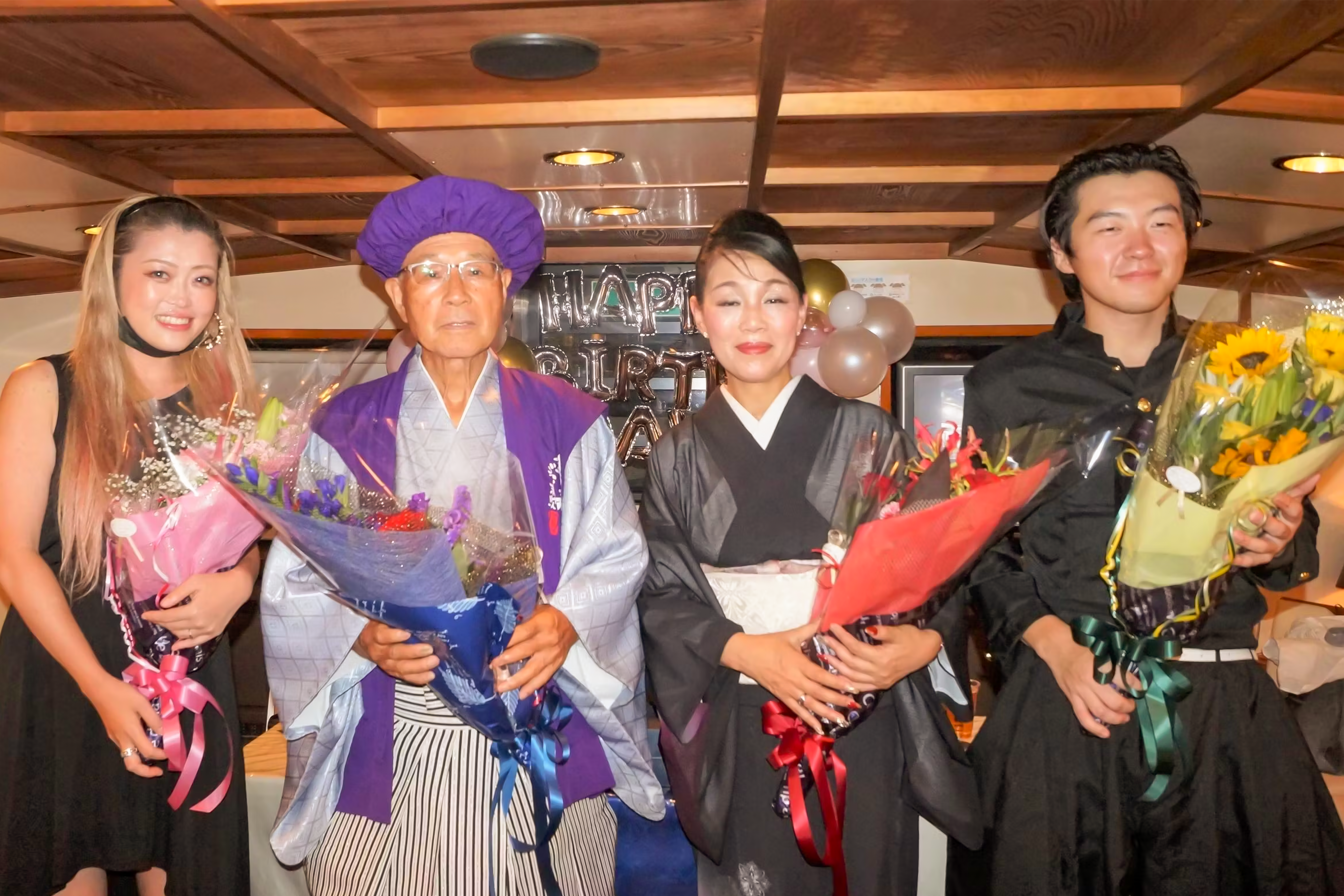 花束を抱える合同誕生日の主役たち