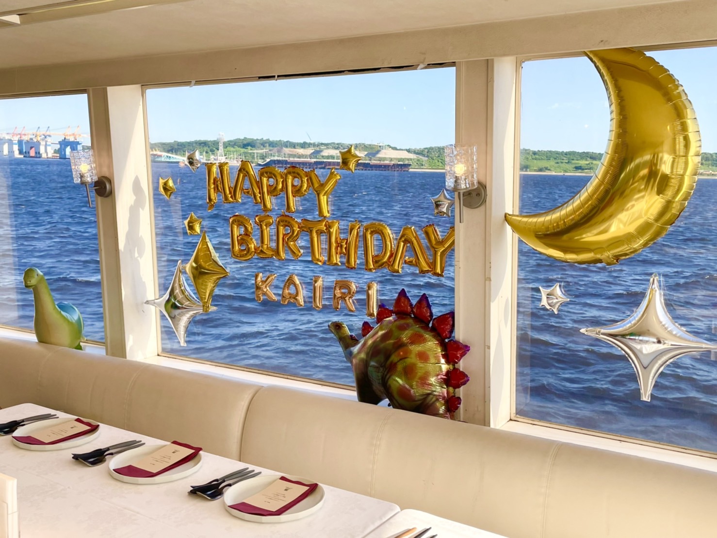 誕生日のバルーン装飾された船内