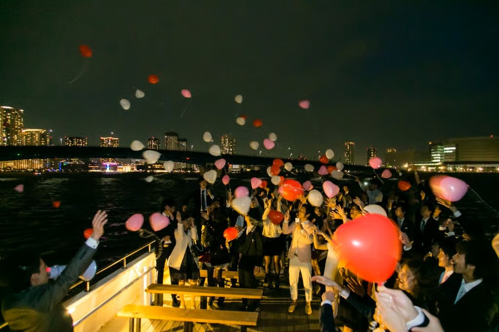 赤系のバルーンがリリースされる様子