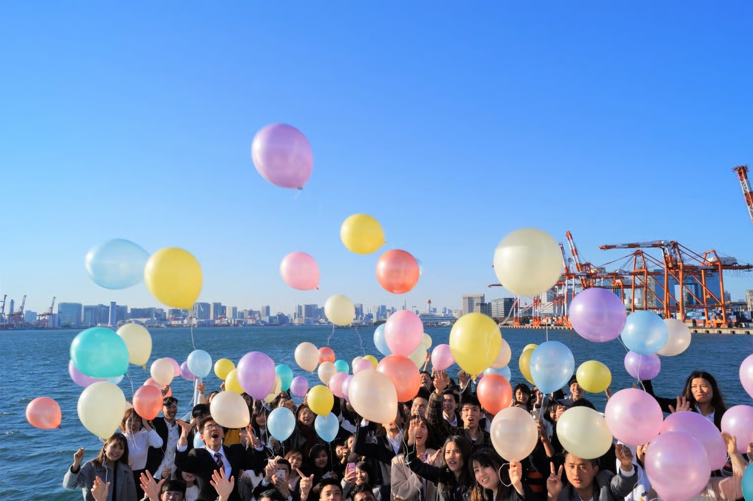 カラフルなバルーンを放つ様子