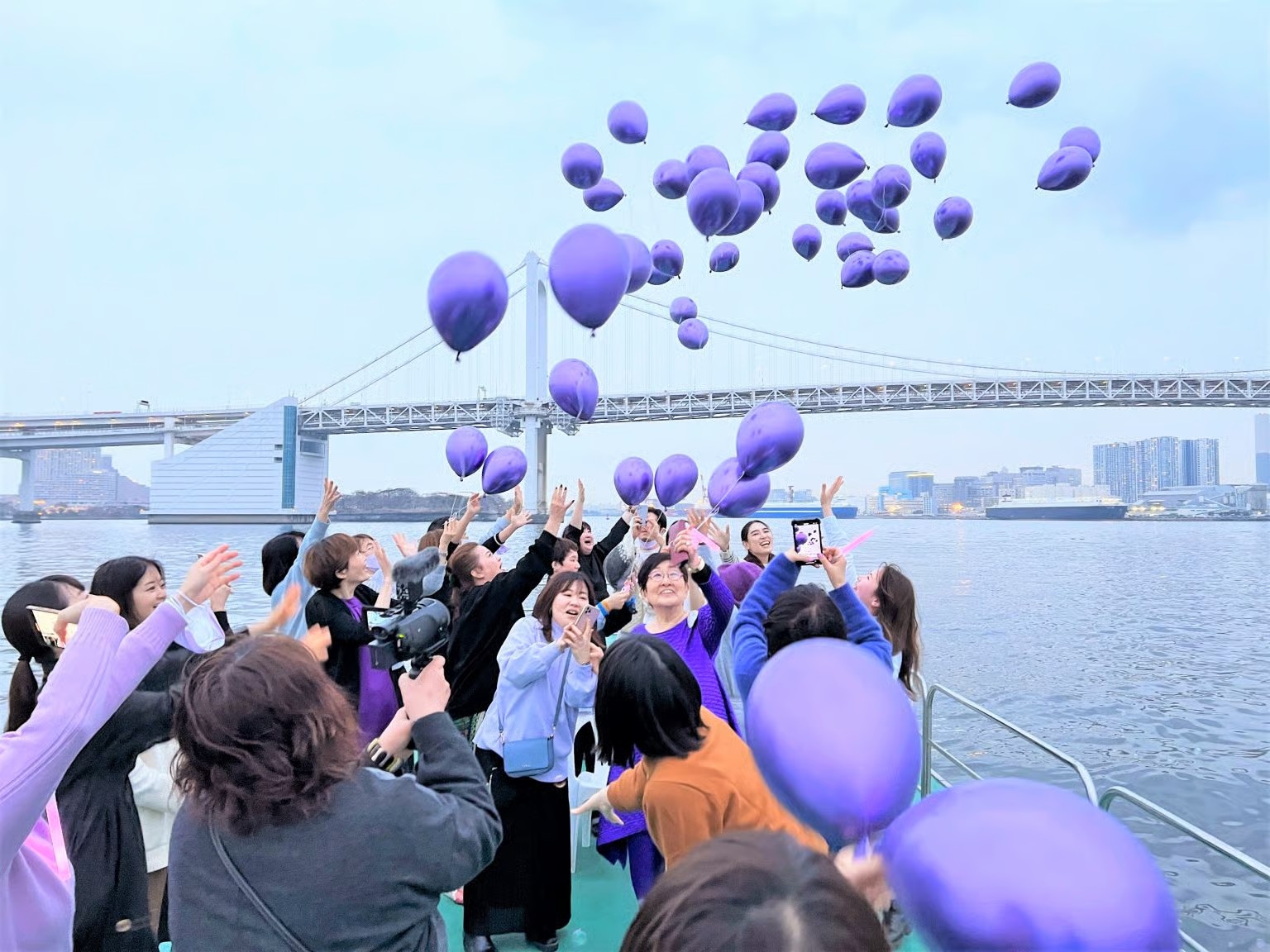 紫のバルーンリリース