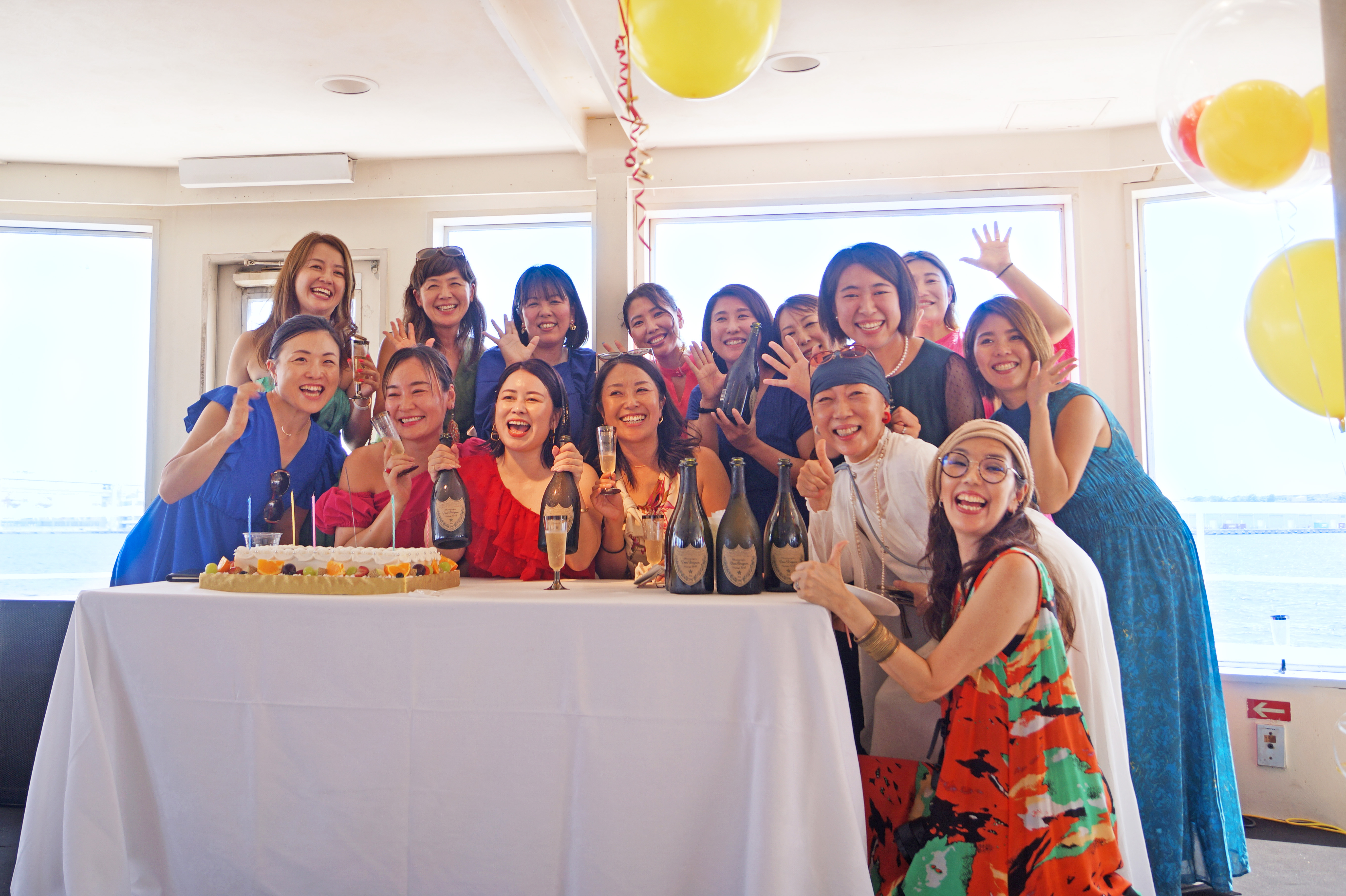 誕生日ケーキを囲む女性たち