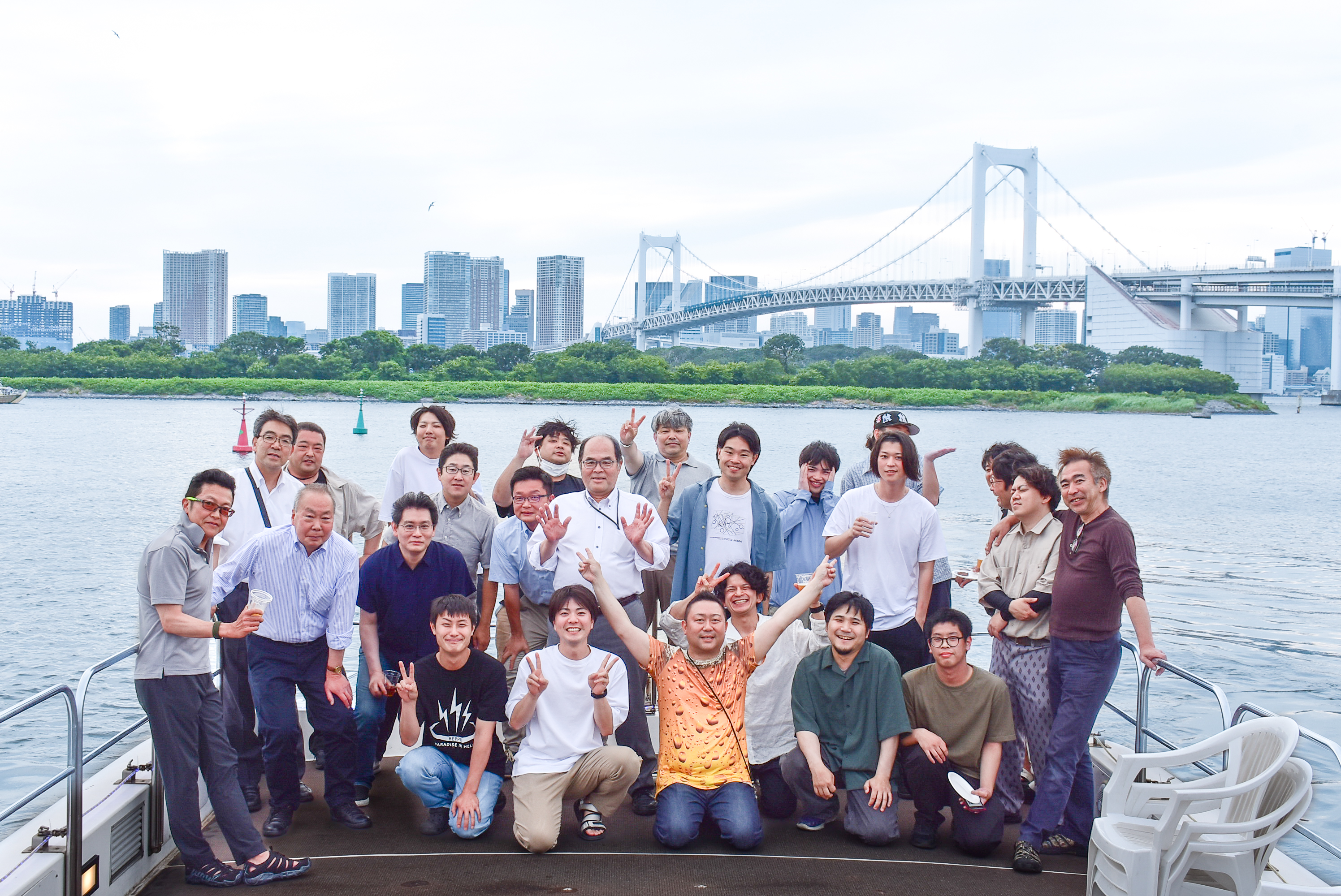 船のデッキで集合写真