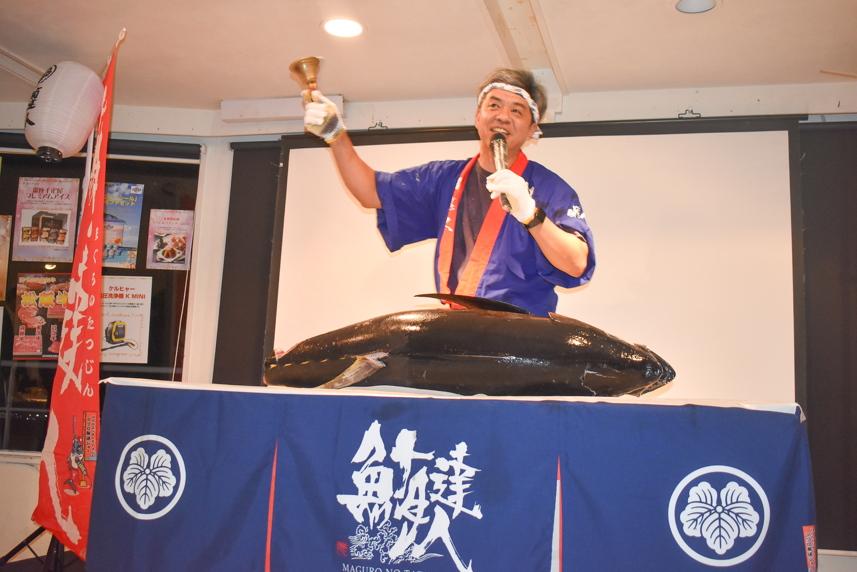 マグロの解体ショー