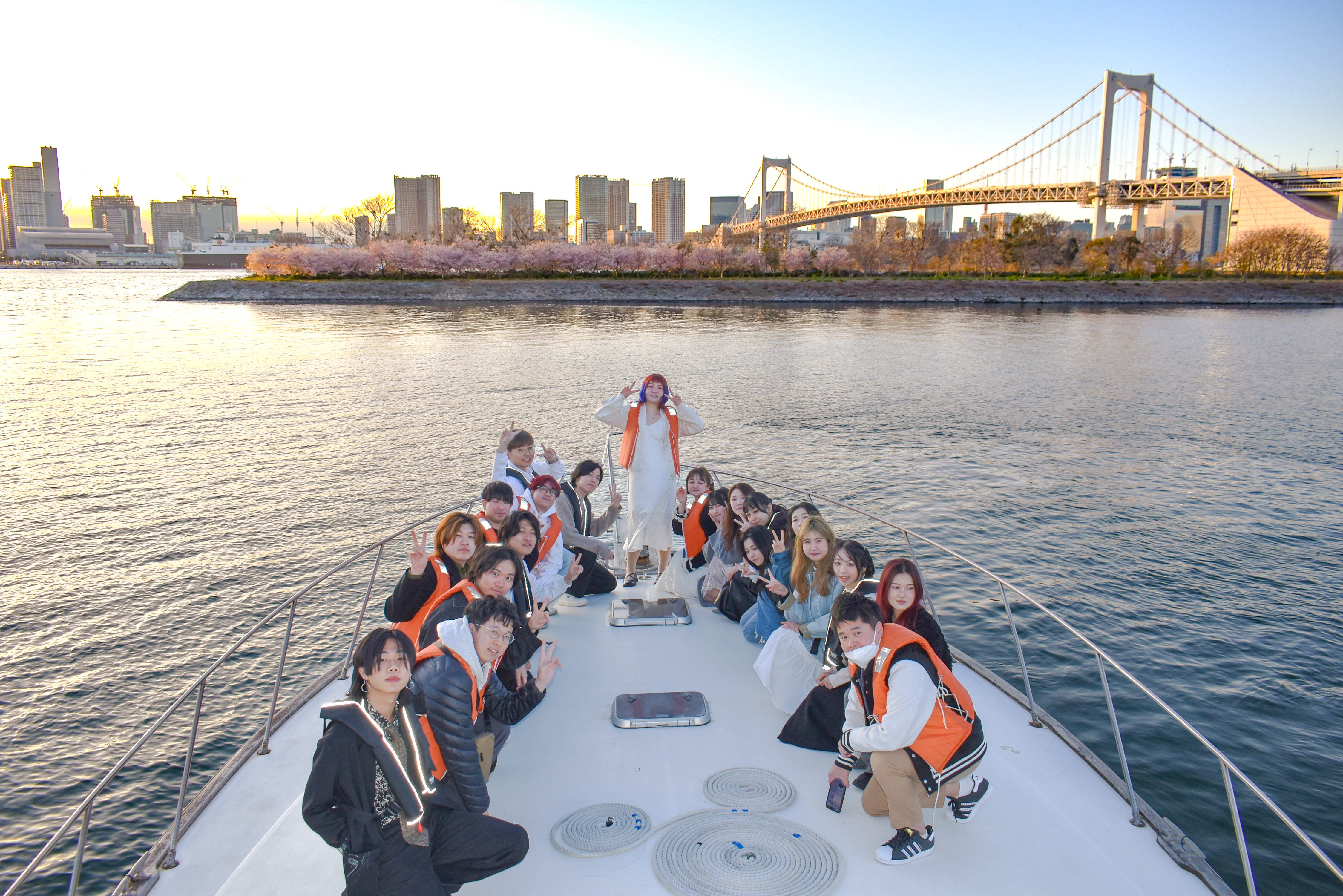 お台場レインボーブリッジをバックに誕生日の主役を真ん中に集合写真