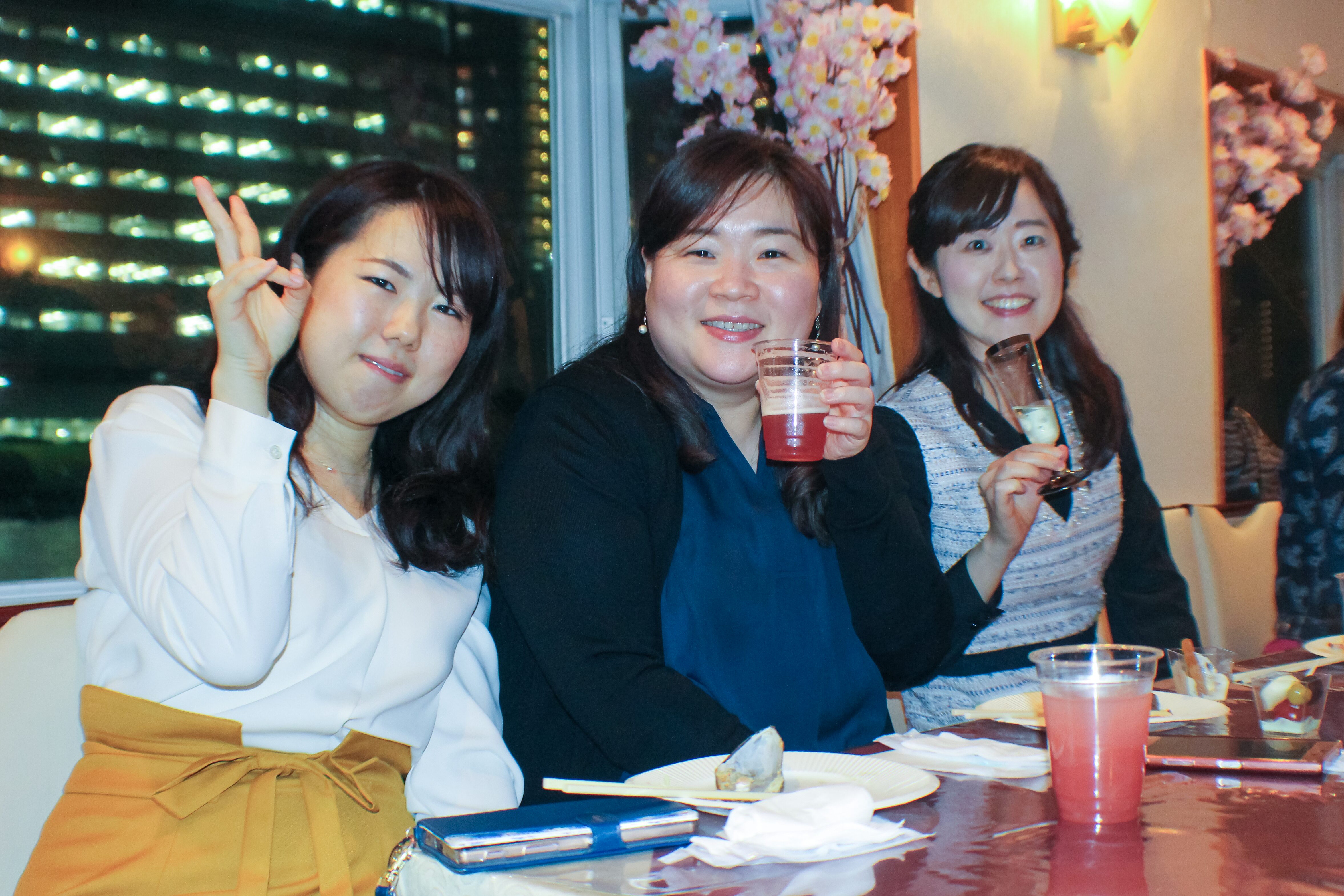 桜装飾された船内