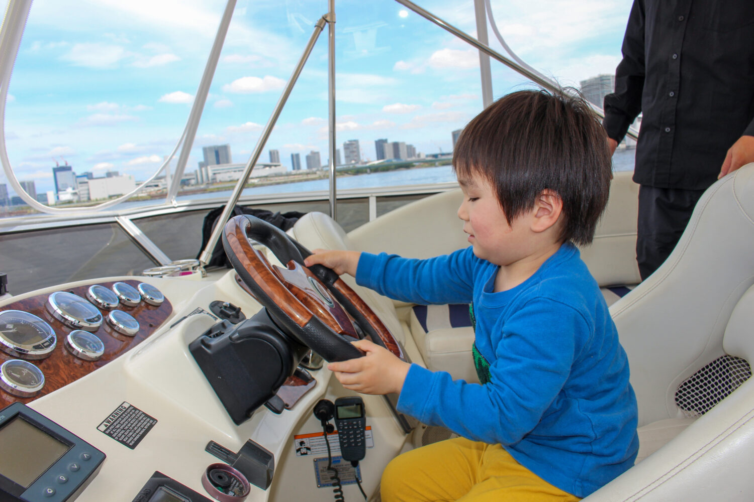 操船体験する子供