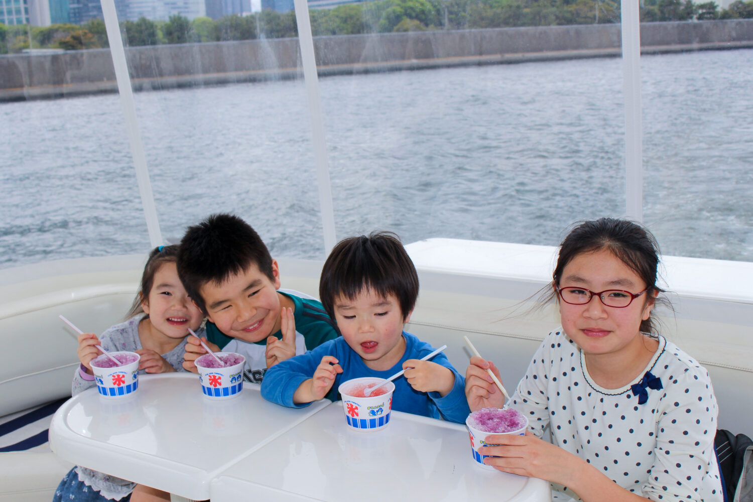 船内でかき氷を食べる子供たち