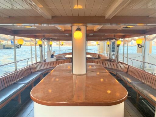 船内テーブル　シックなブラウンカラー