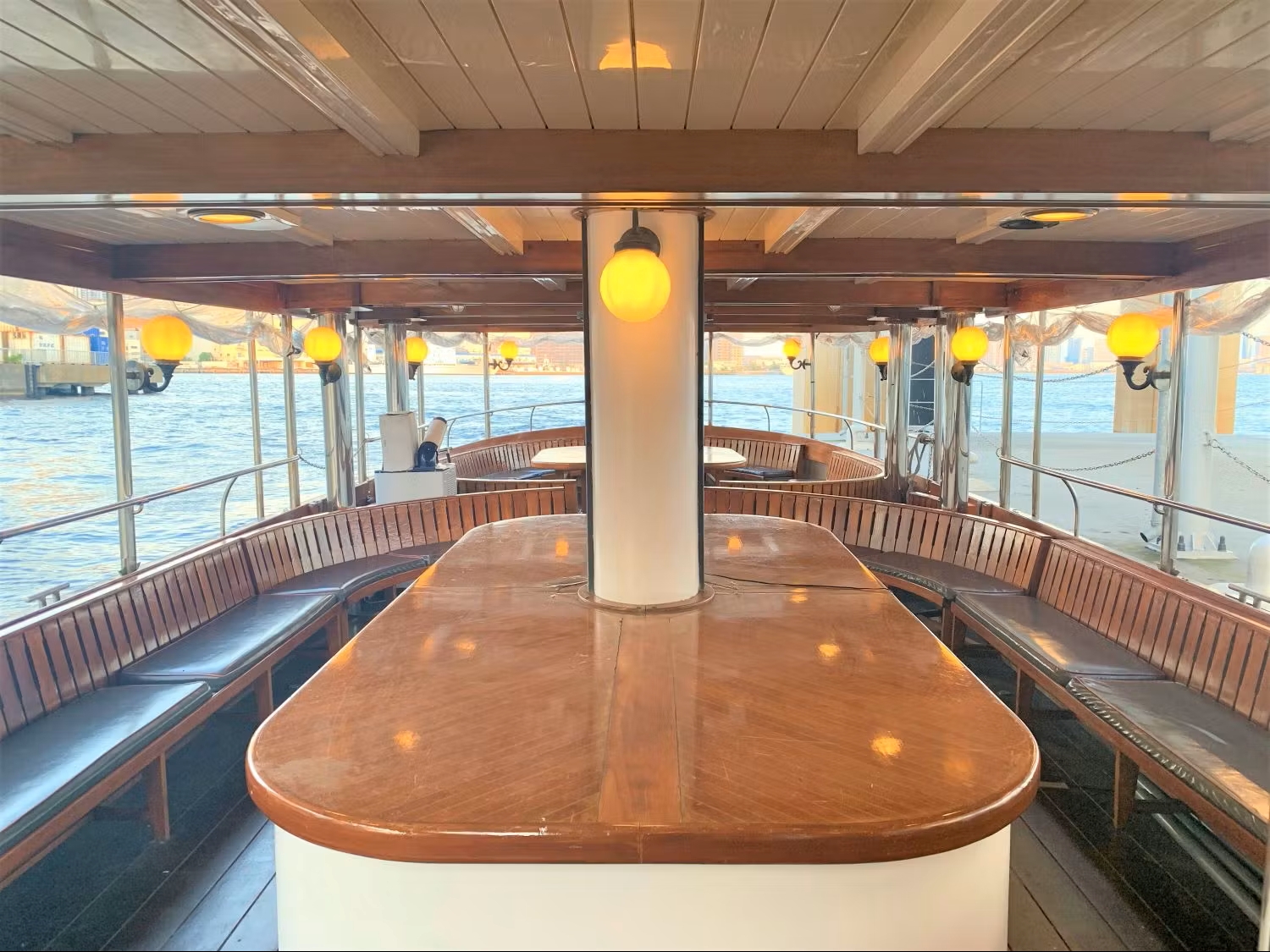 船内テーブル　シックなブラウンカラー