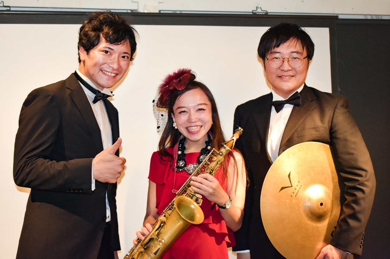 ジャズ生演奏を披露する3名
