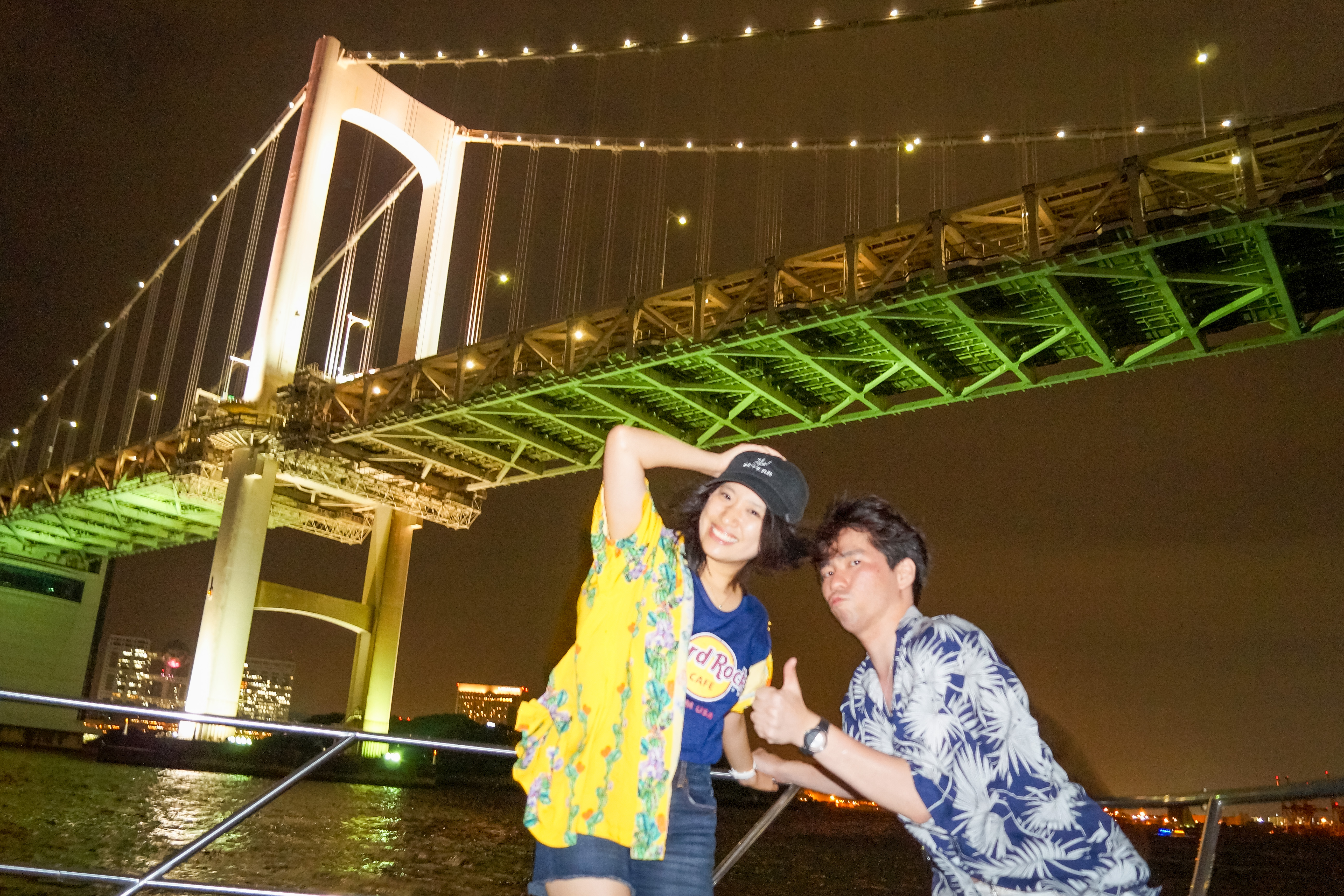レインボーブリッジの下で記念撮影