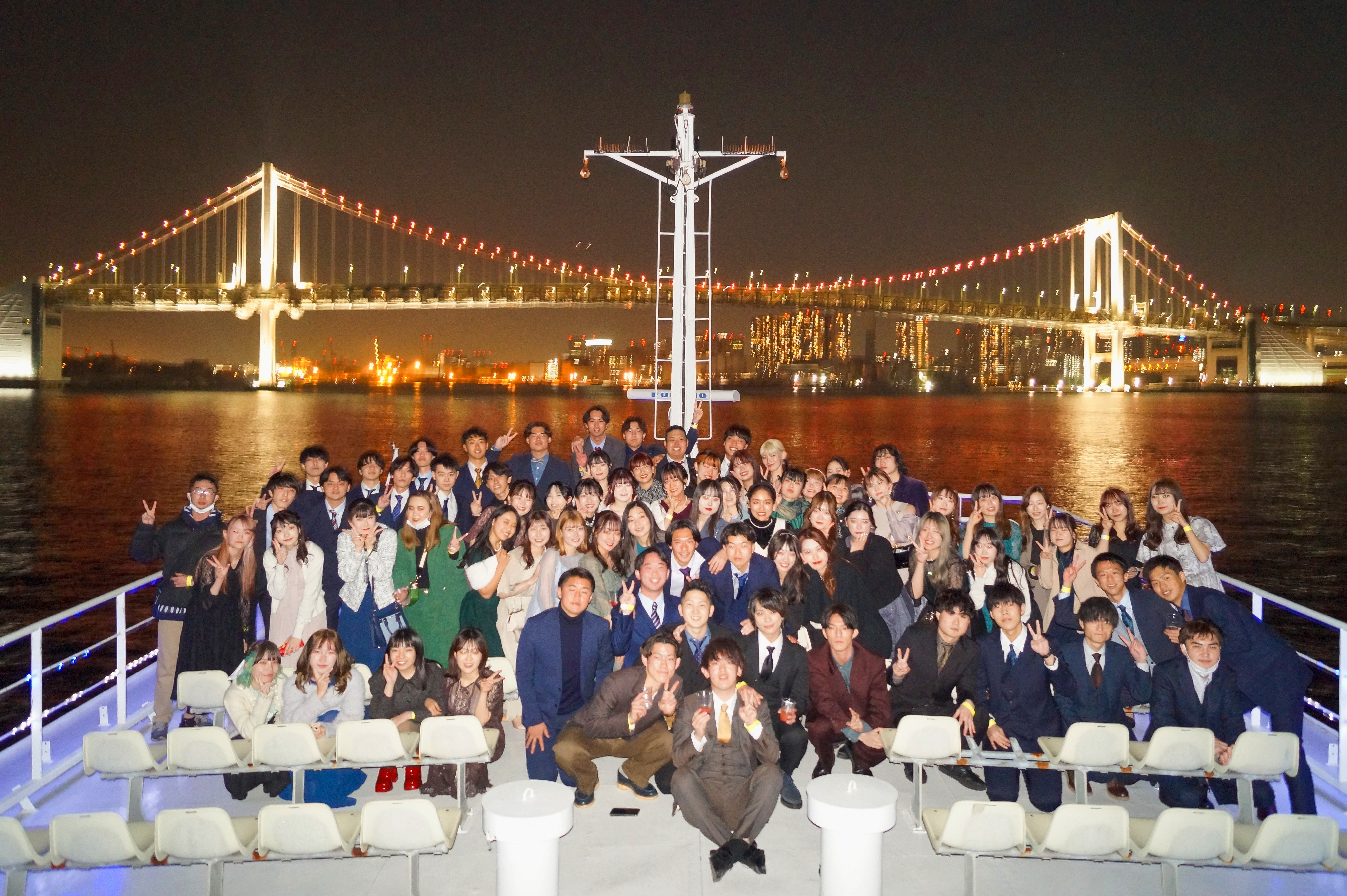 お台場レインボーブリッジをバックにデッキで集合写真