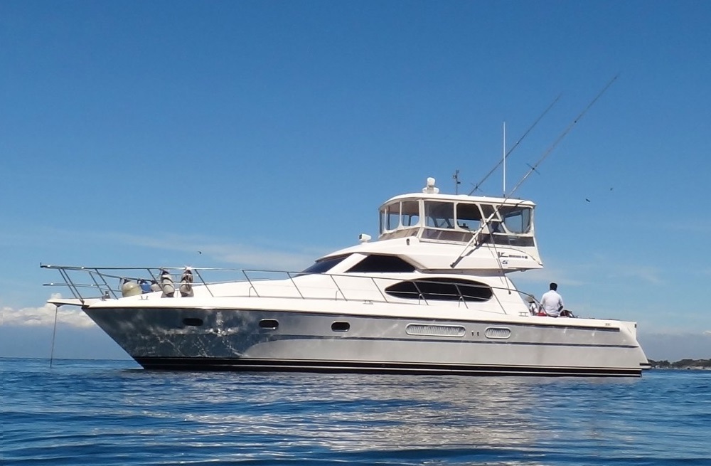 海の上に浮かぶミッドブルー号