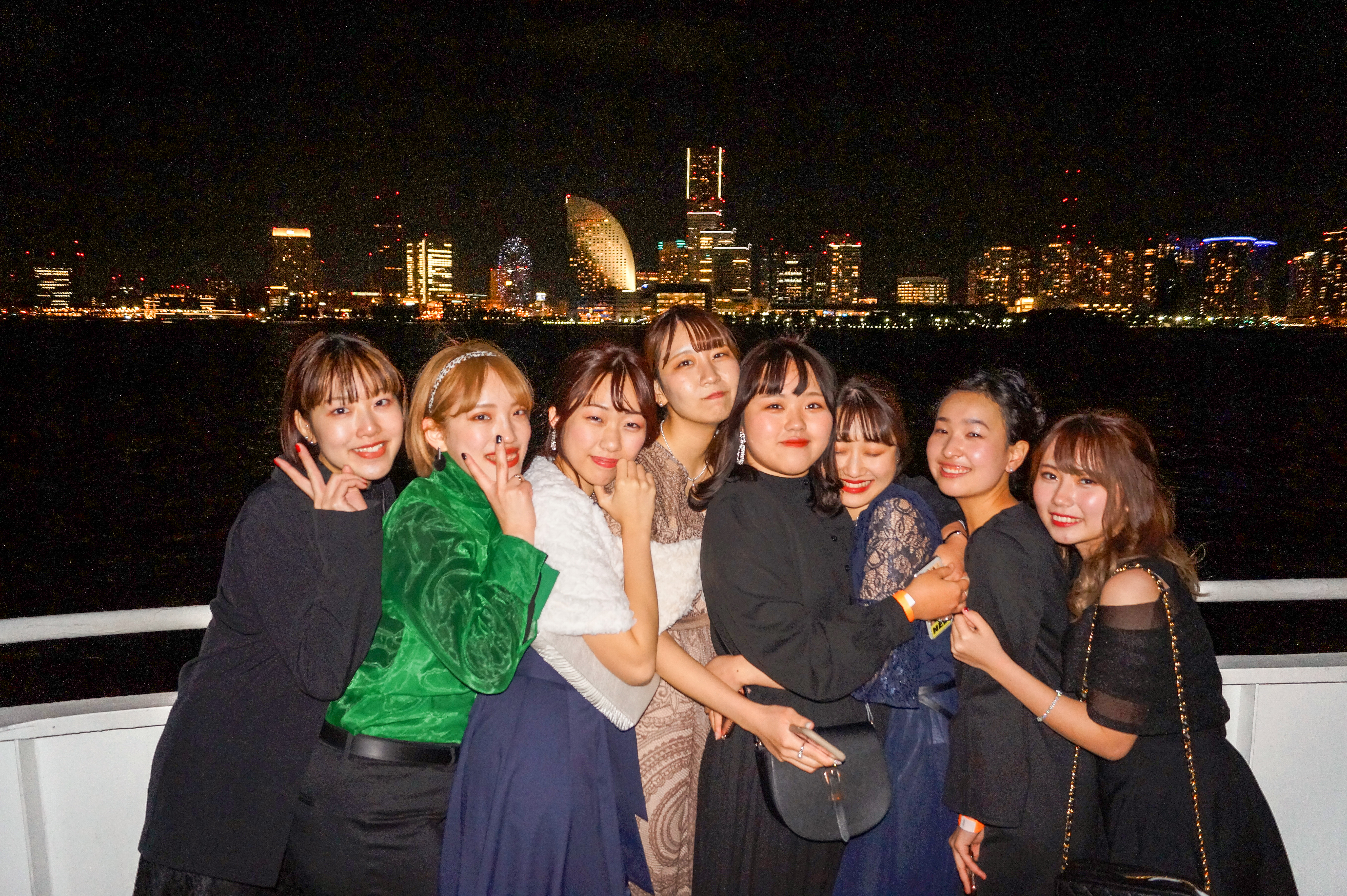 横浜の夜景をバックにデッキで記念撮影