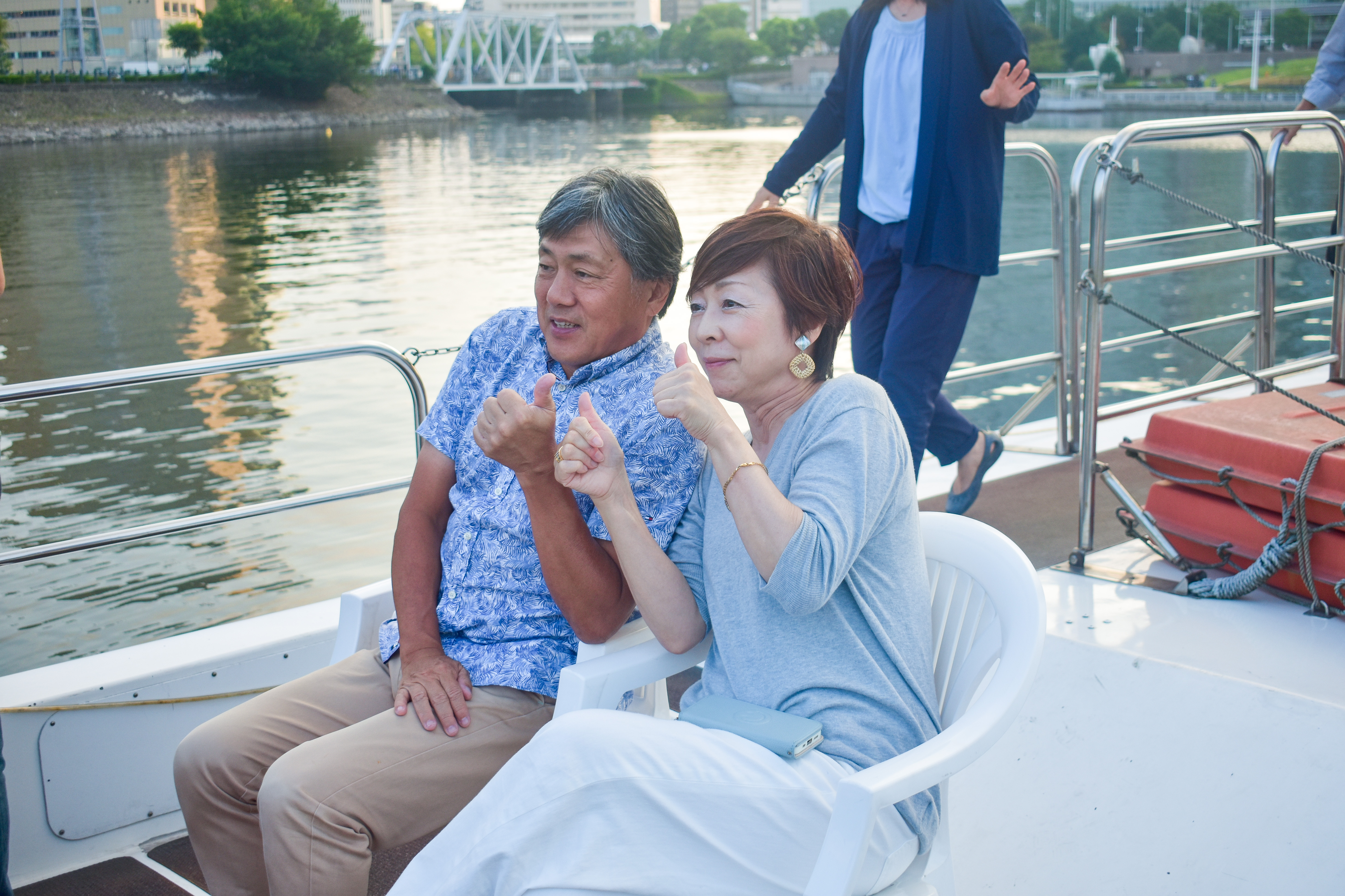 デッキで記念写真を撮る夫婦