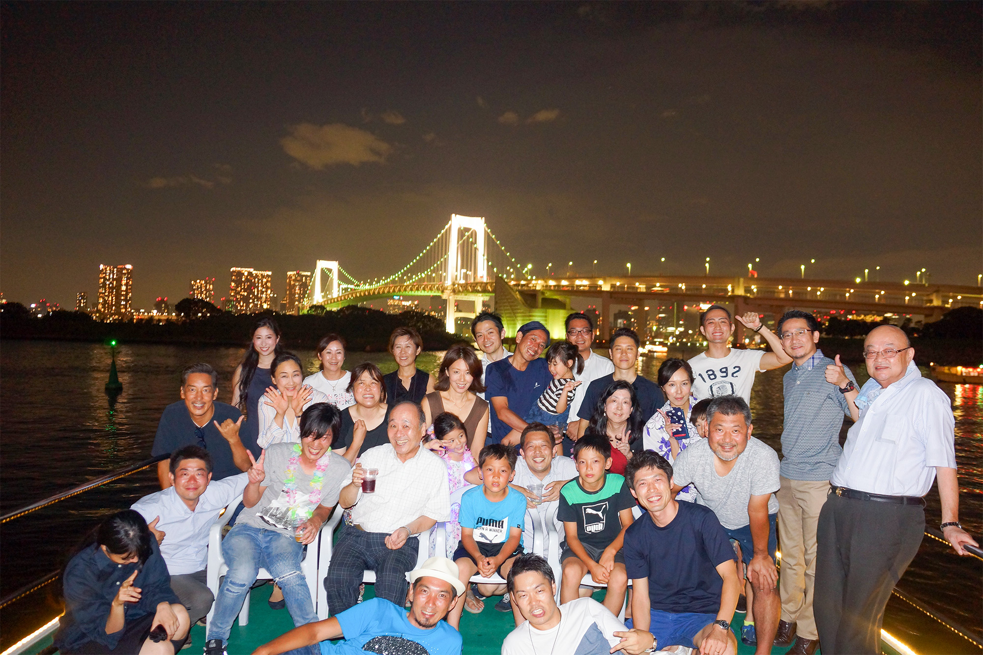 お台場レインボーブリッジをバックに集合写真