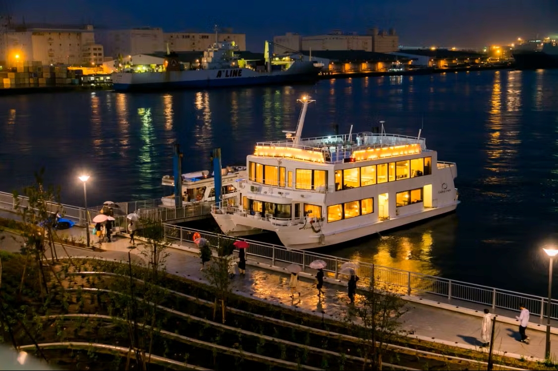 お台場パレットタウン桟橋の夜景とセレブリティⅡ号