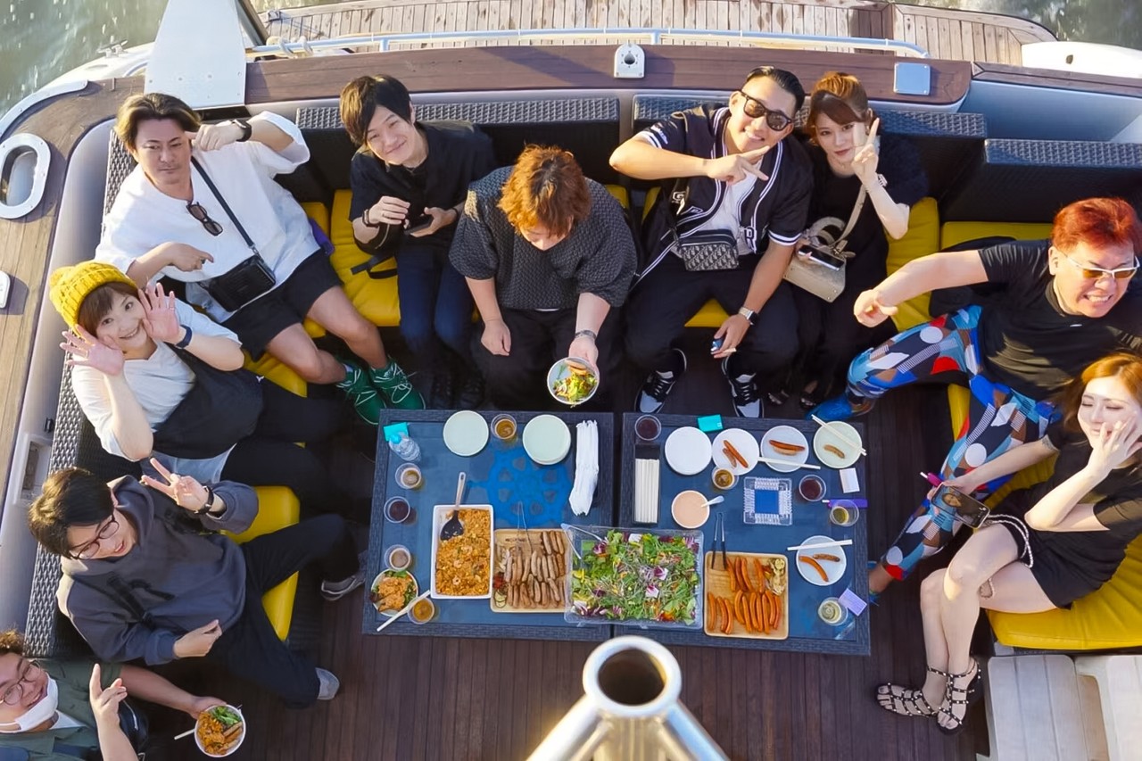 船上でBBQを楽しむ