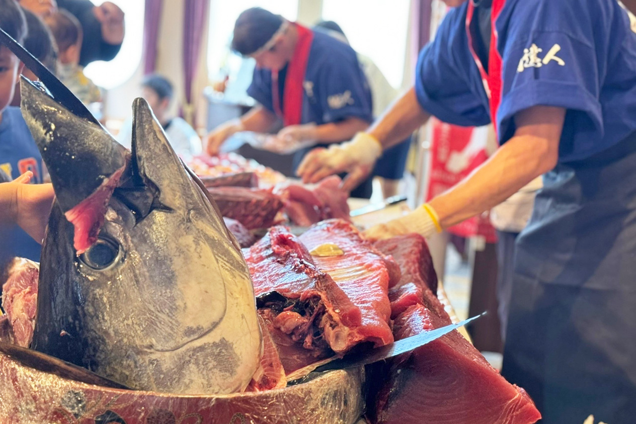 マグロの解体ショー