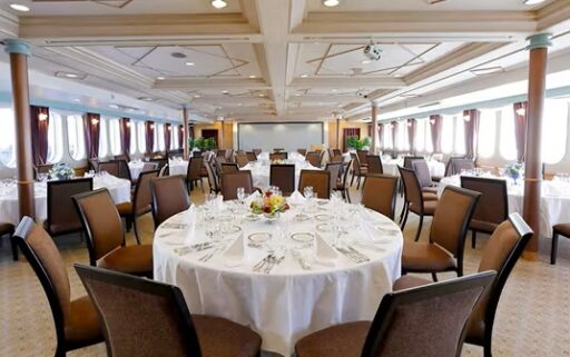 シンフォニークラシカ船内1