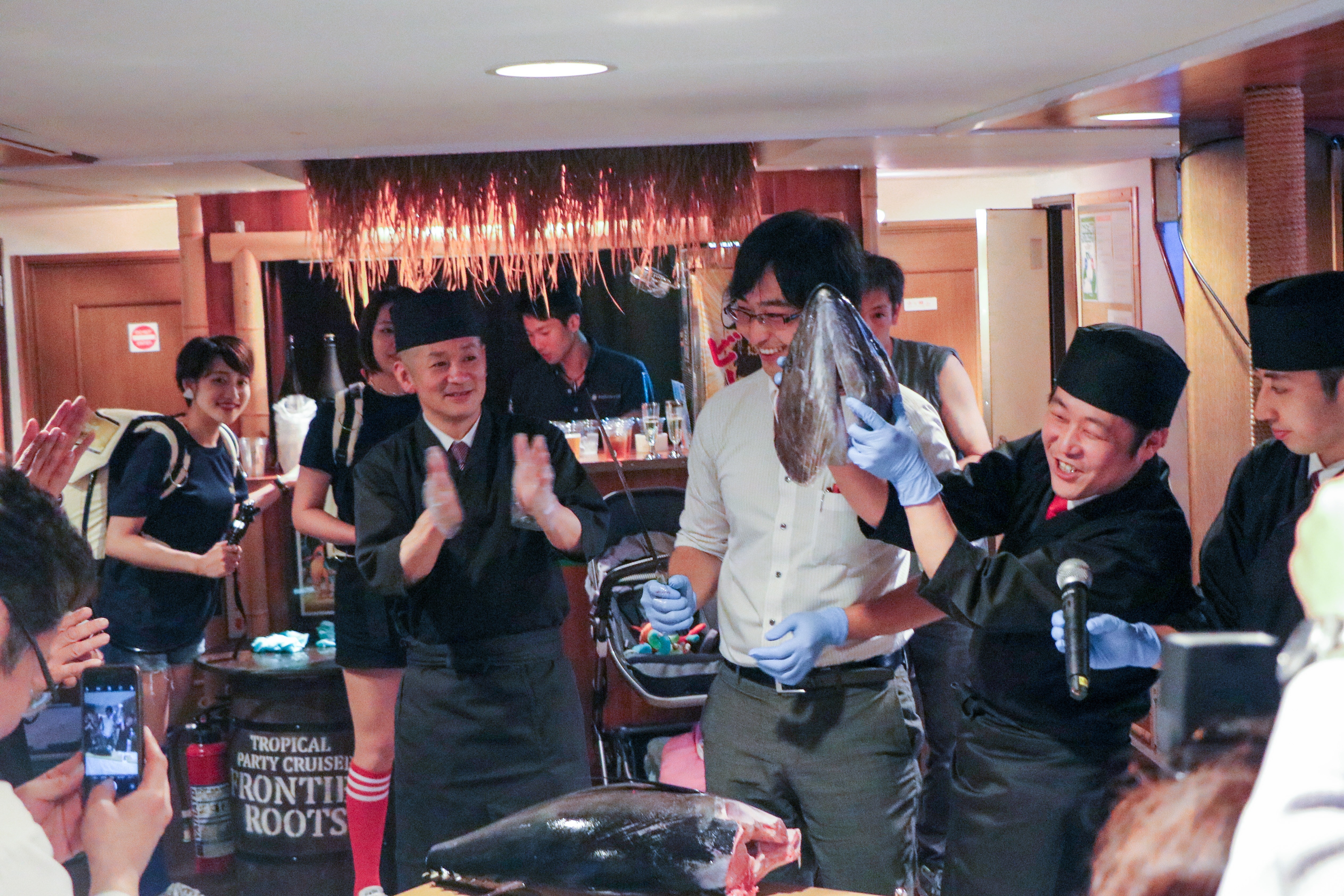 マグロの解体ショーに参加