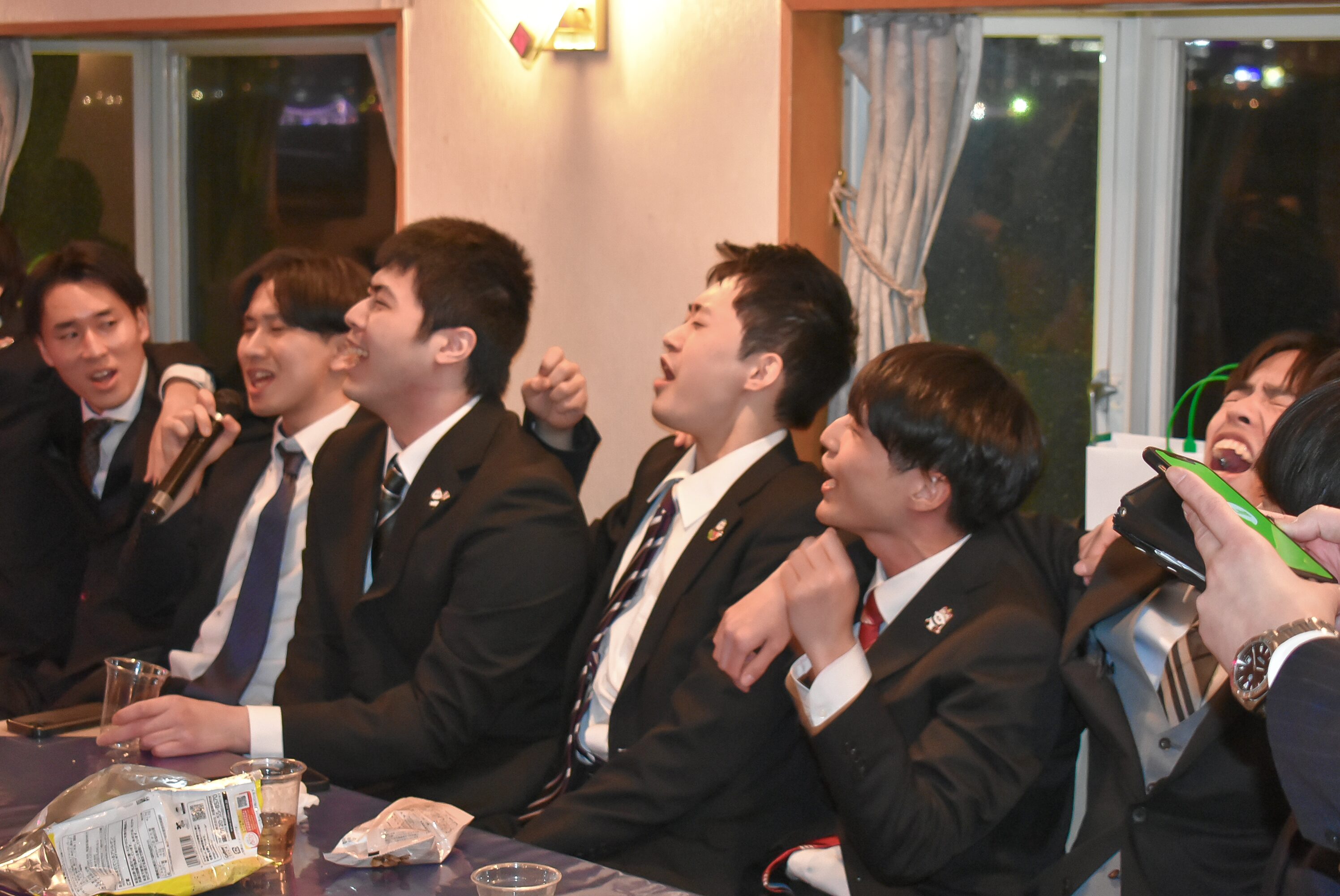 カラオケで盛り上がる男性