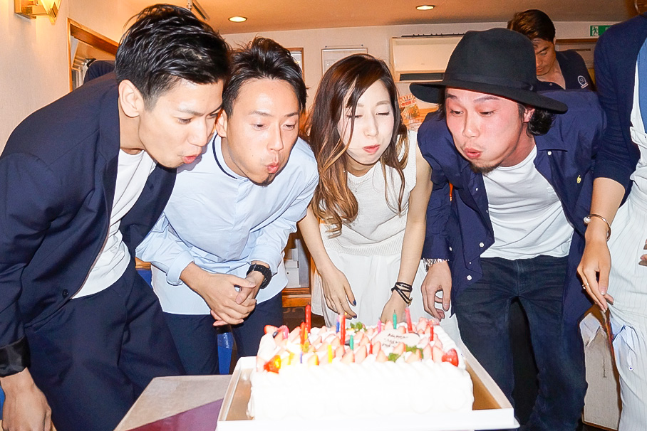 誕生日ケーキを吹き消す