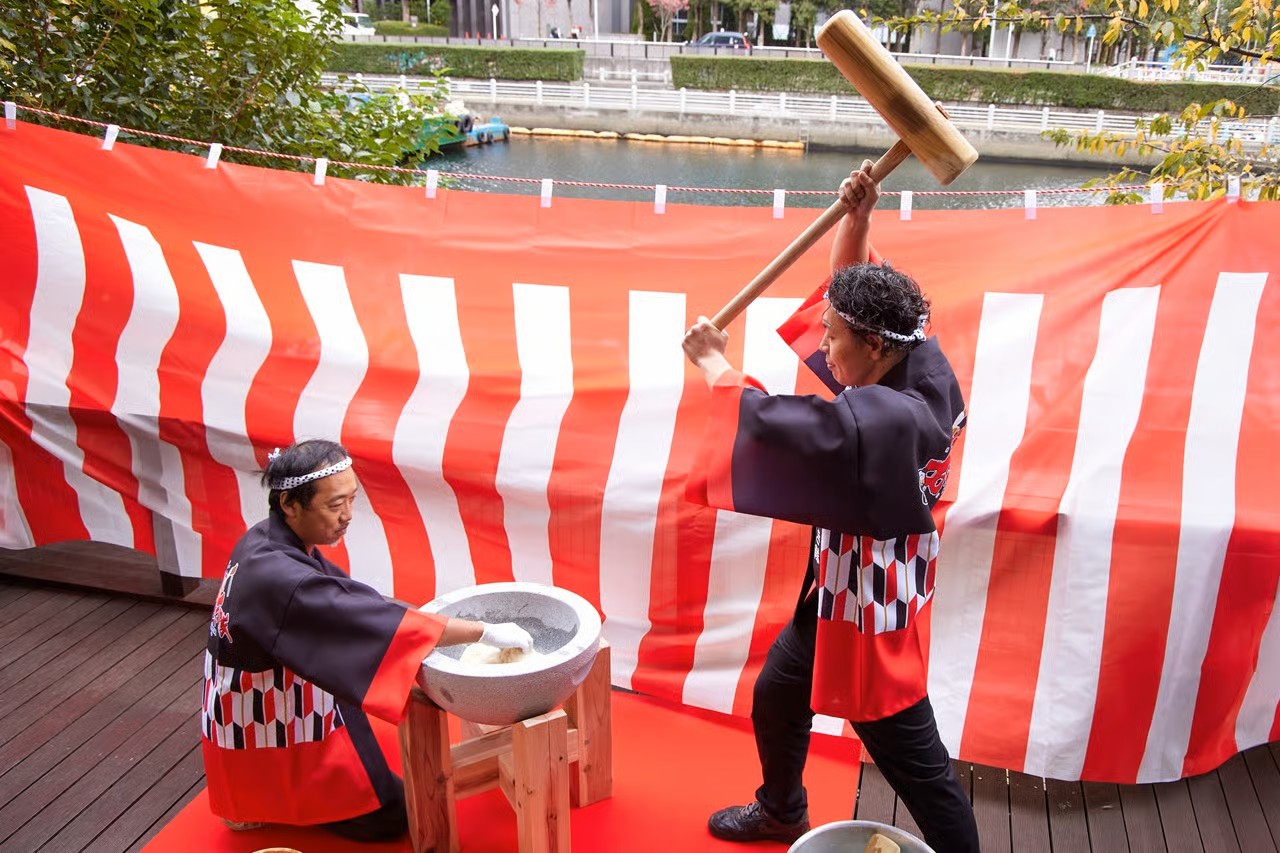 餅つきで振りかぶっている写真