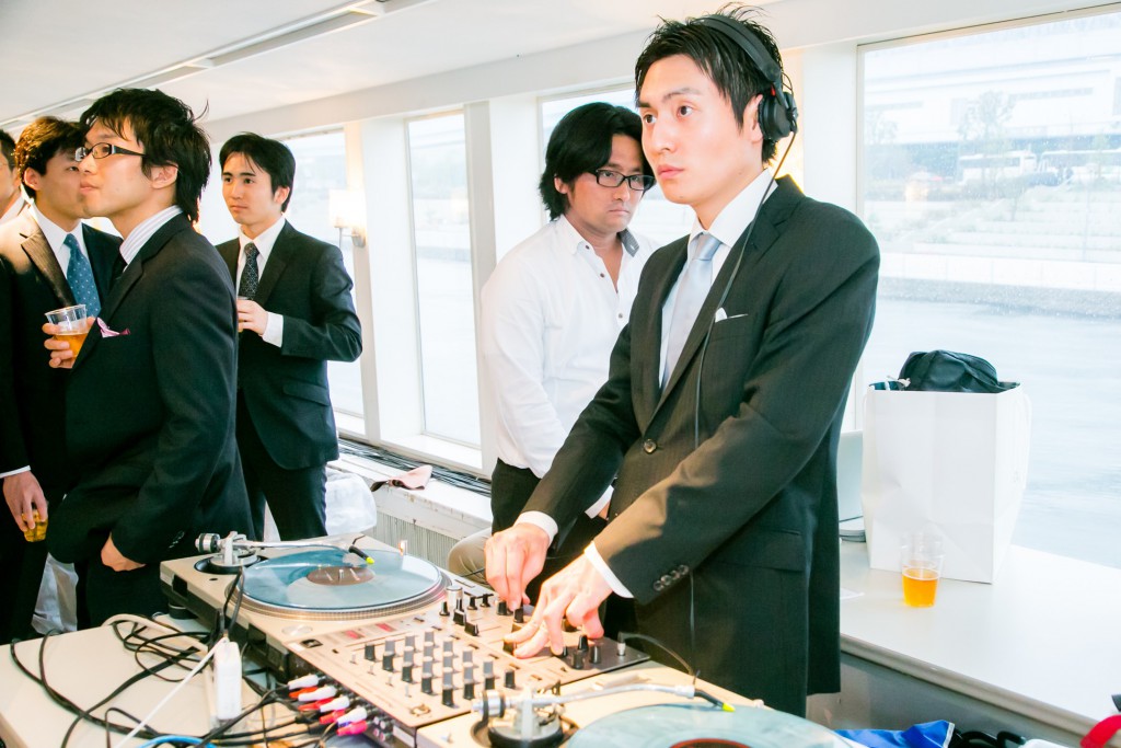 船内でDJする人2