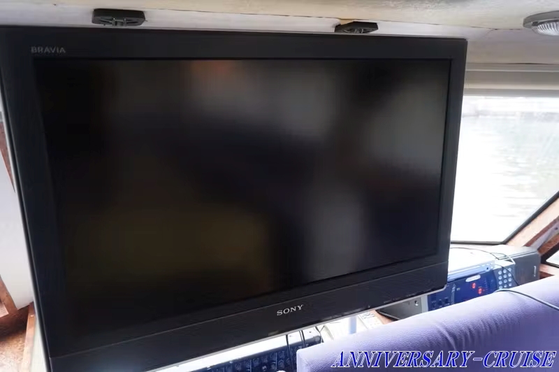 船内　大型モニター