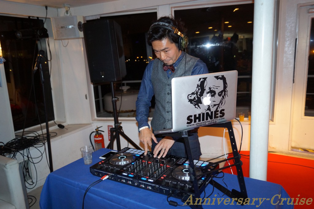 船内でDJする人1