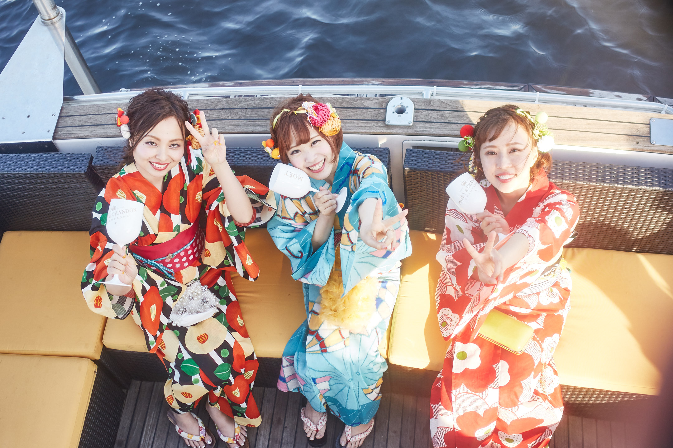 クルーザーのデッキで浴衣で記念撮影