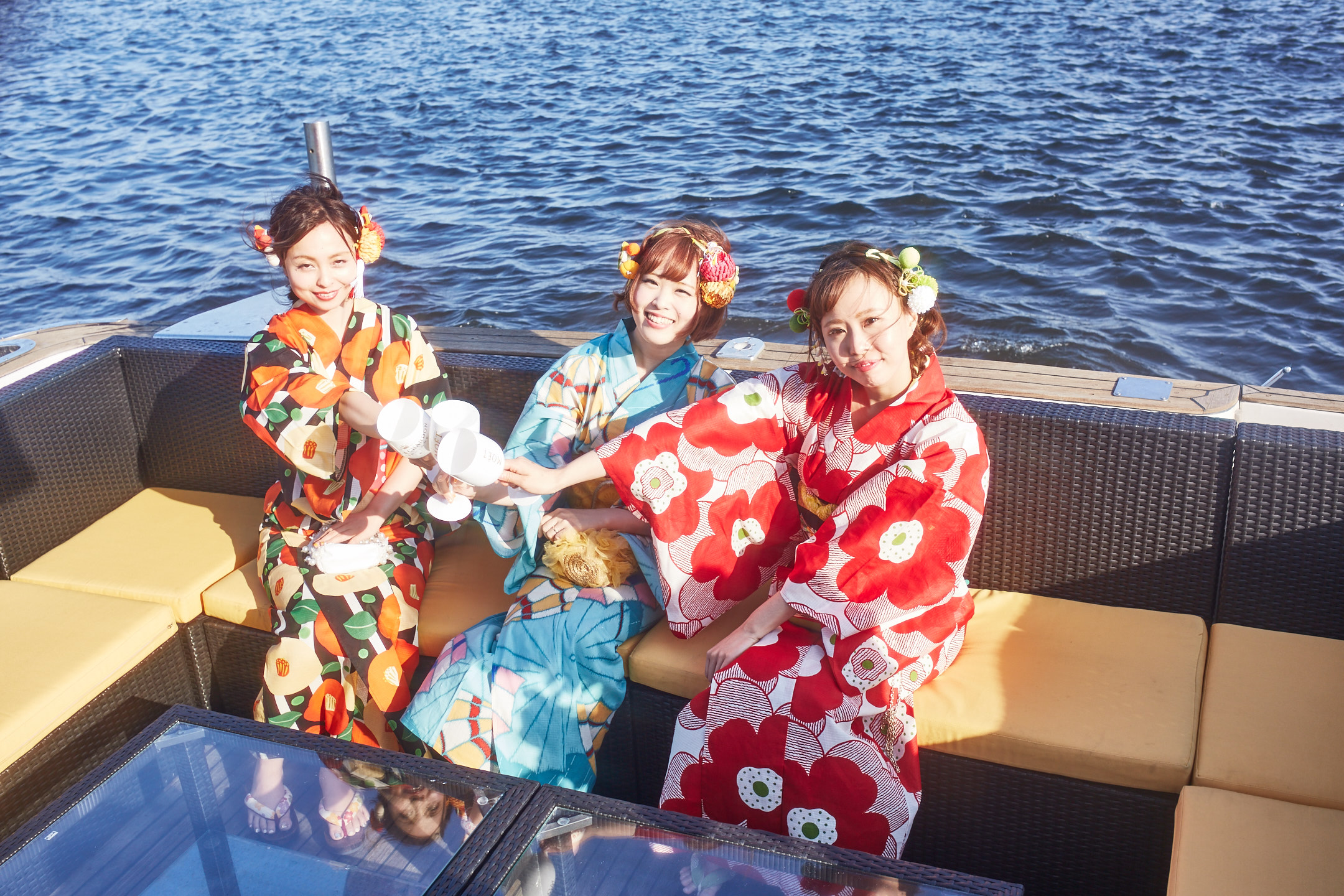 クルーザーのデッキで乾杯する浴衣女子