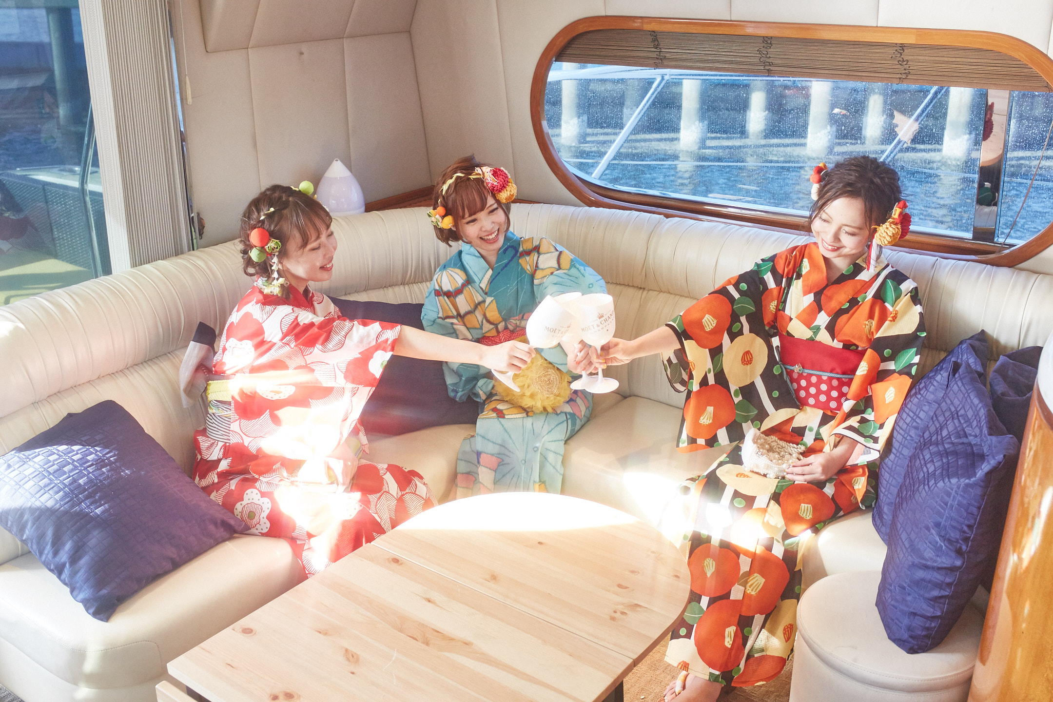 浴衣で乾杯する女子