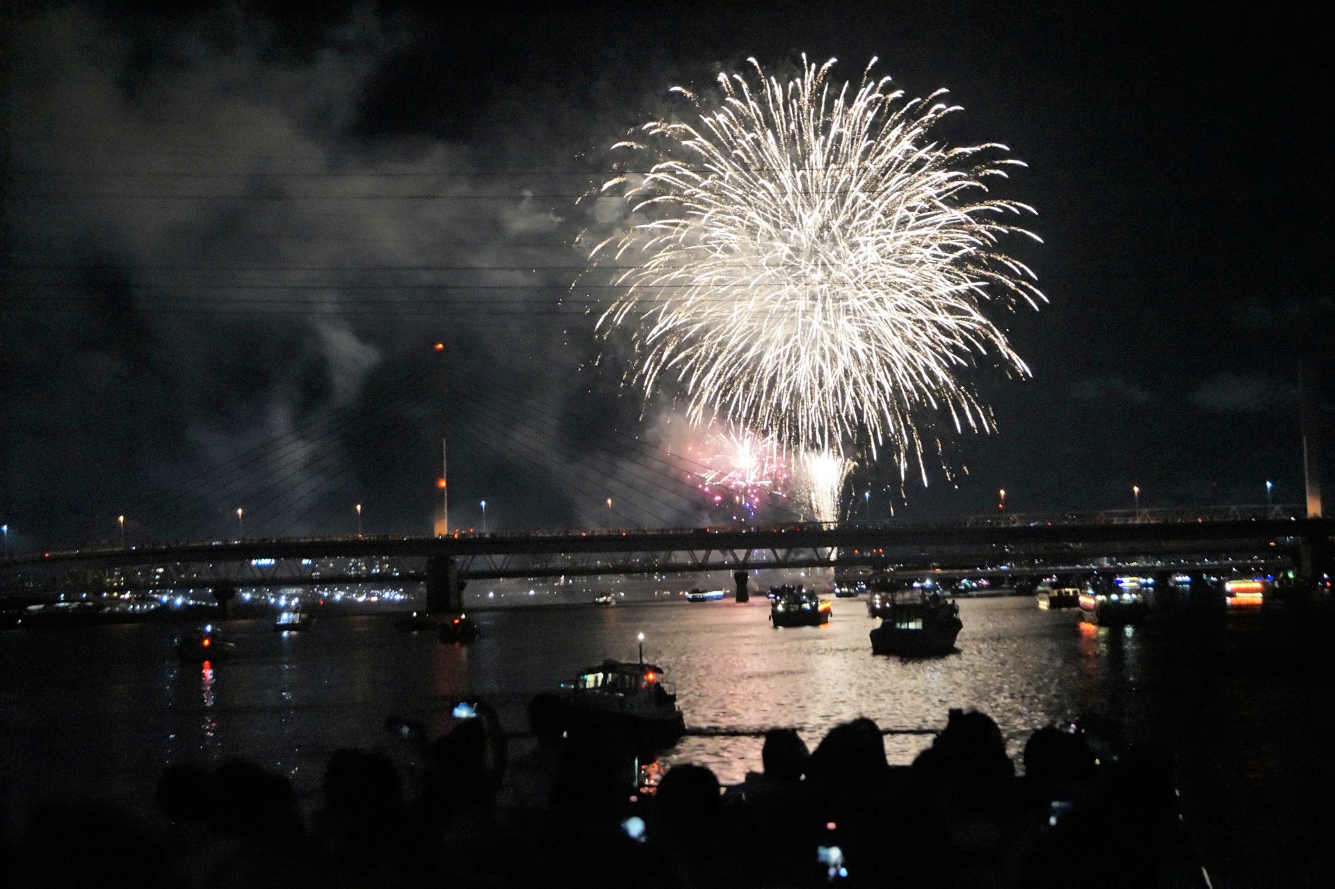 江東花火を船の2階デッキから眺める様子