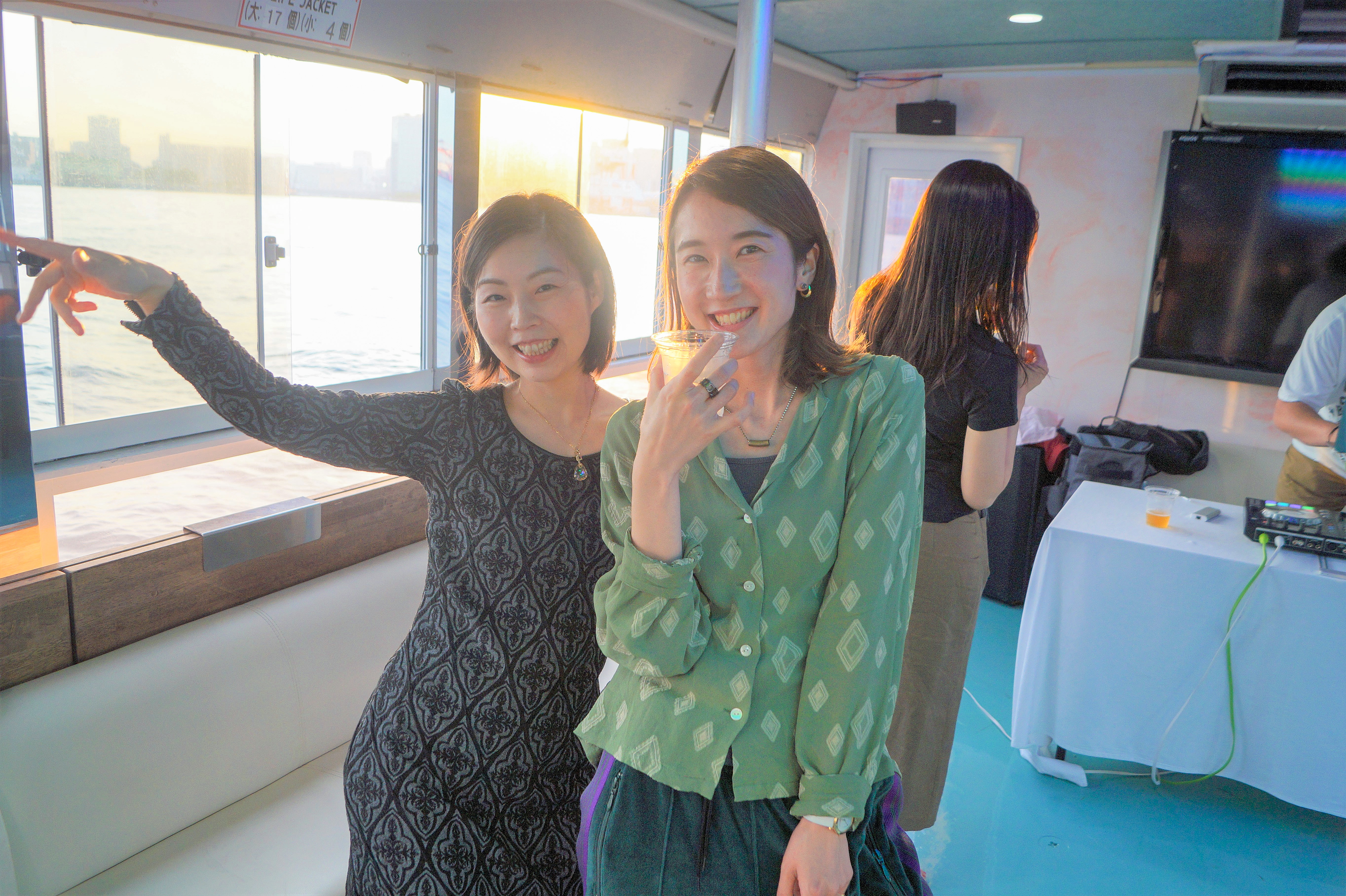 DJパーティーを楽しむ女性