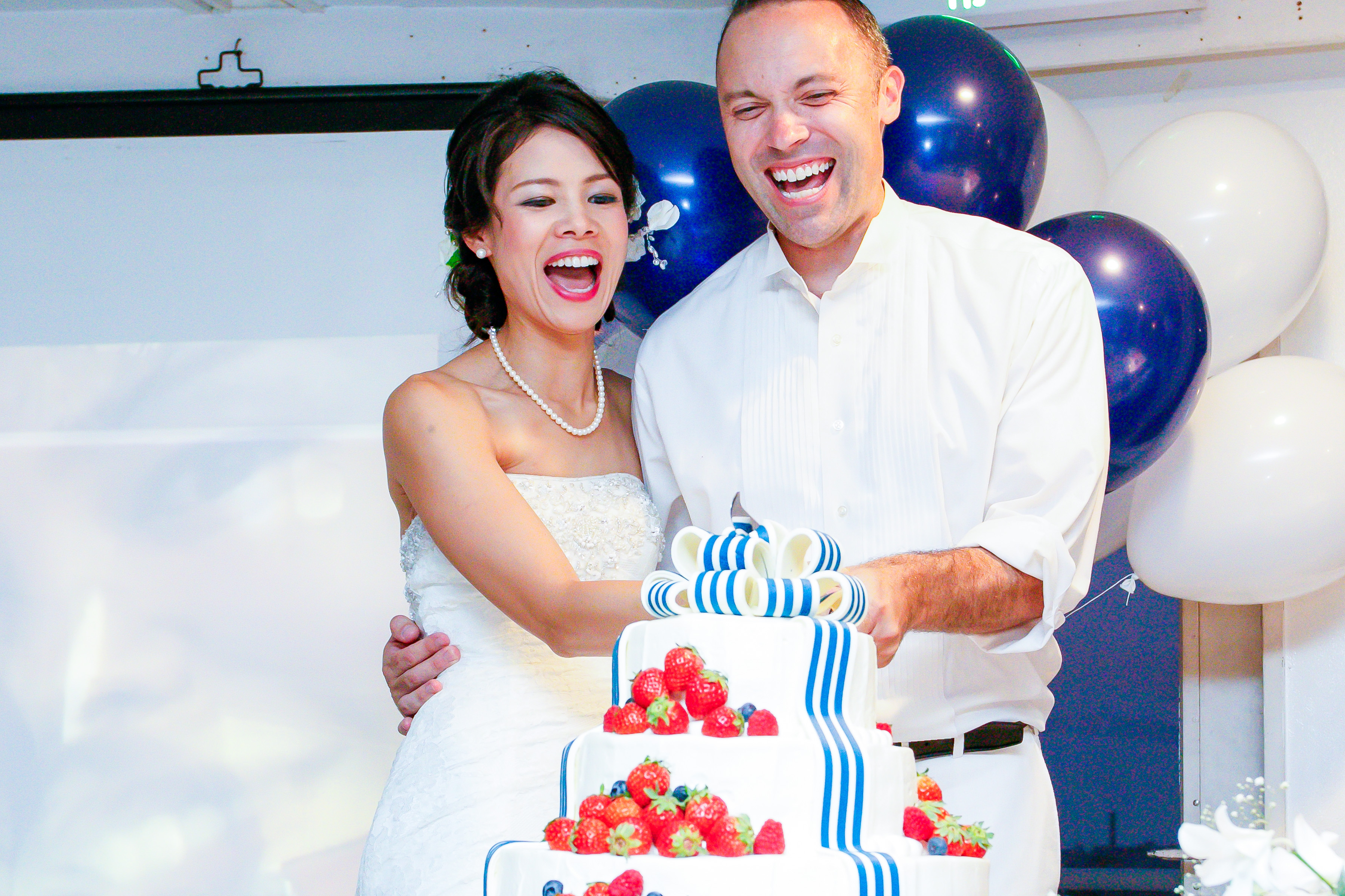 結婚式でケーキ入刀