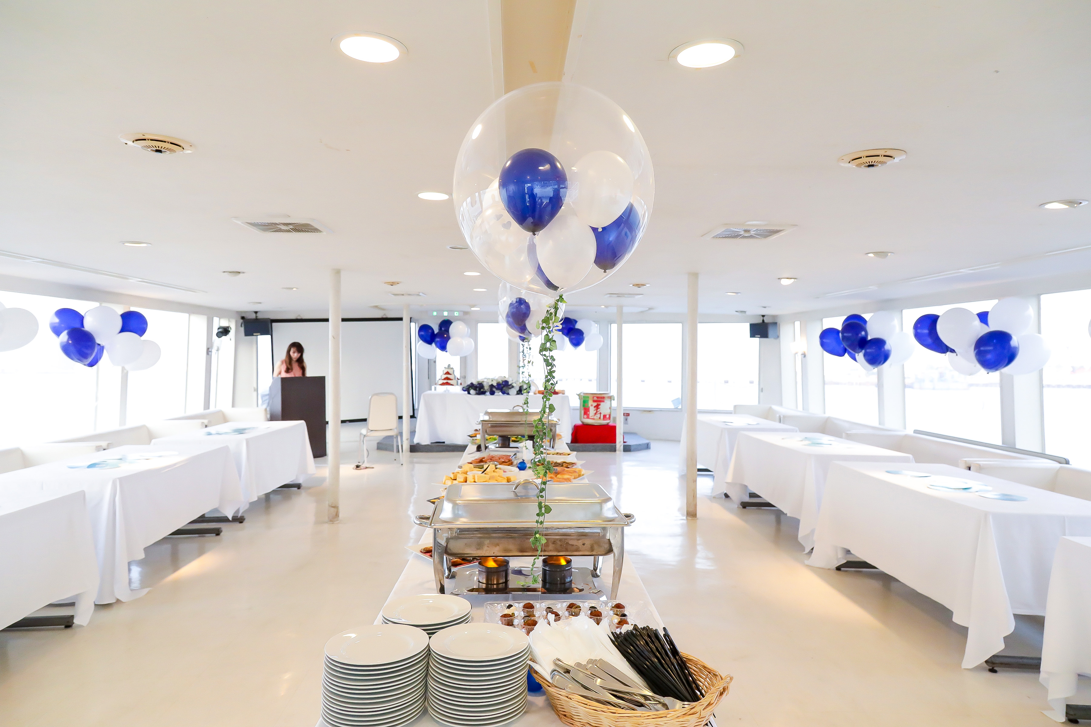 バルーン装飾された船内