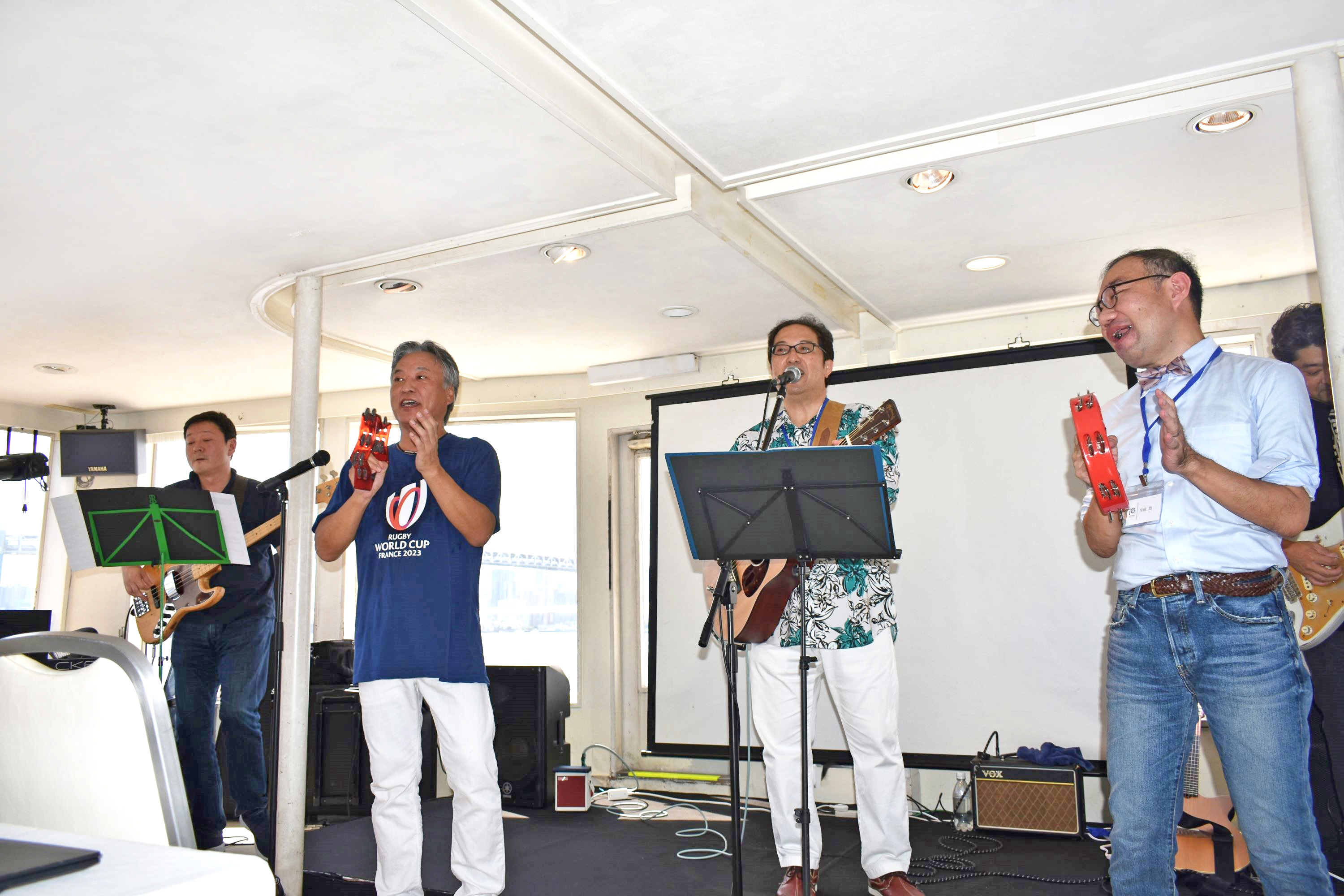 船内でバンド生演奏