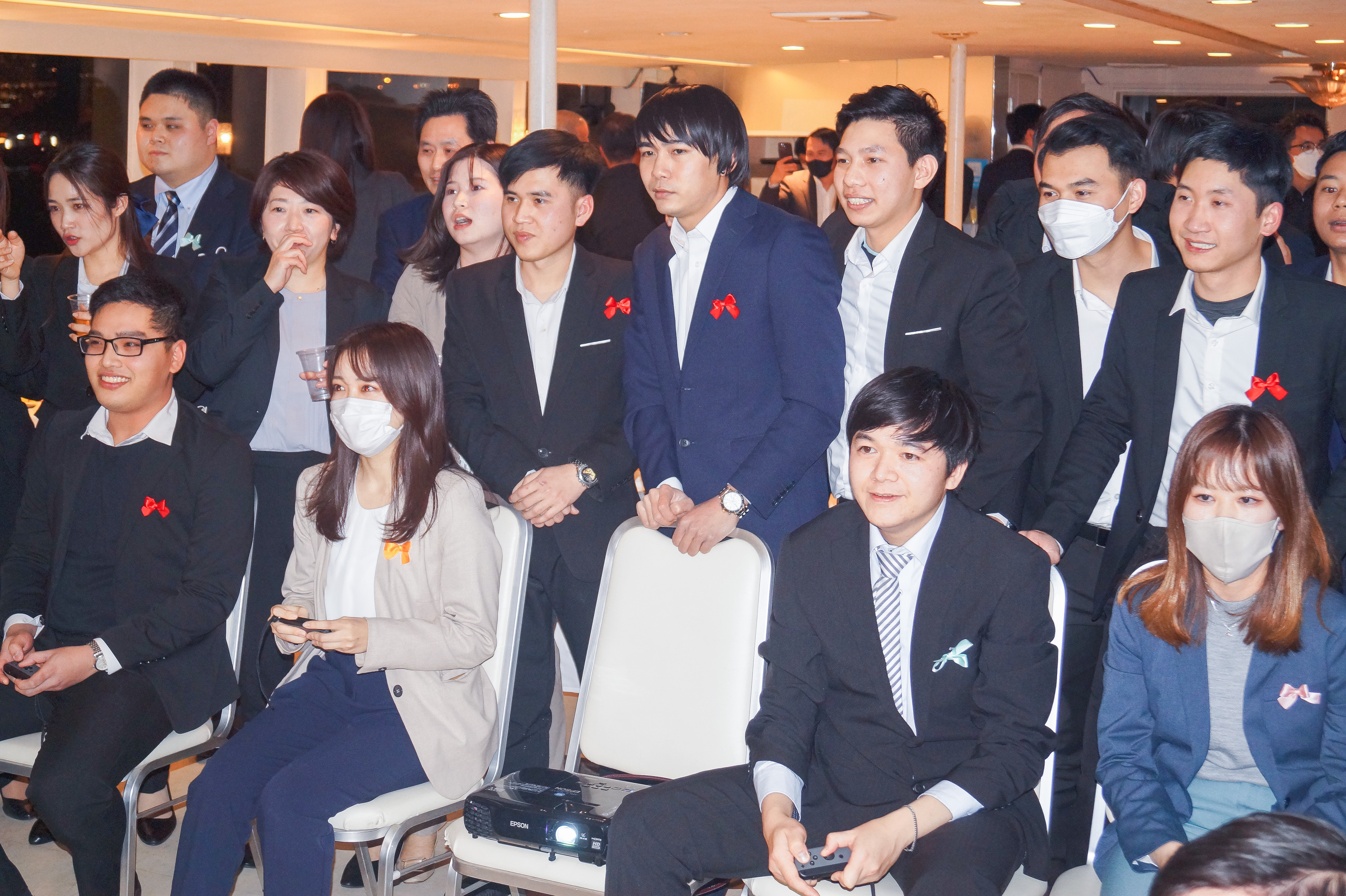 船内でプロジェクターを使ってゲーム大会