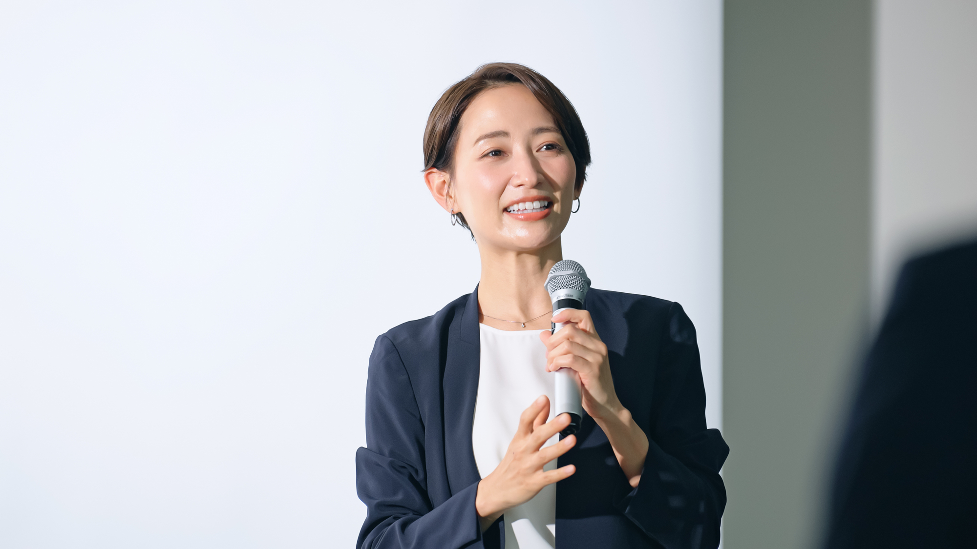 マイクで話す女性