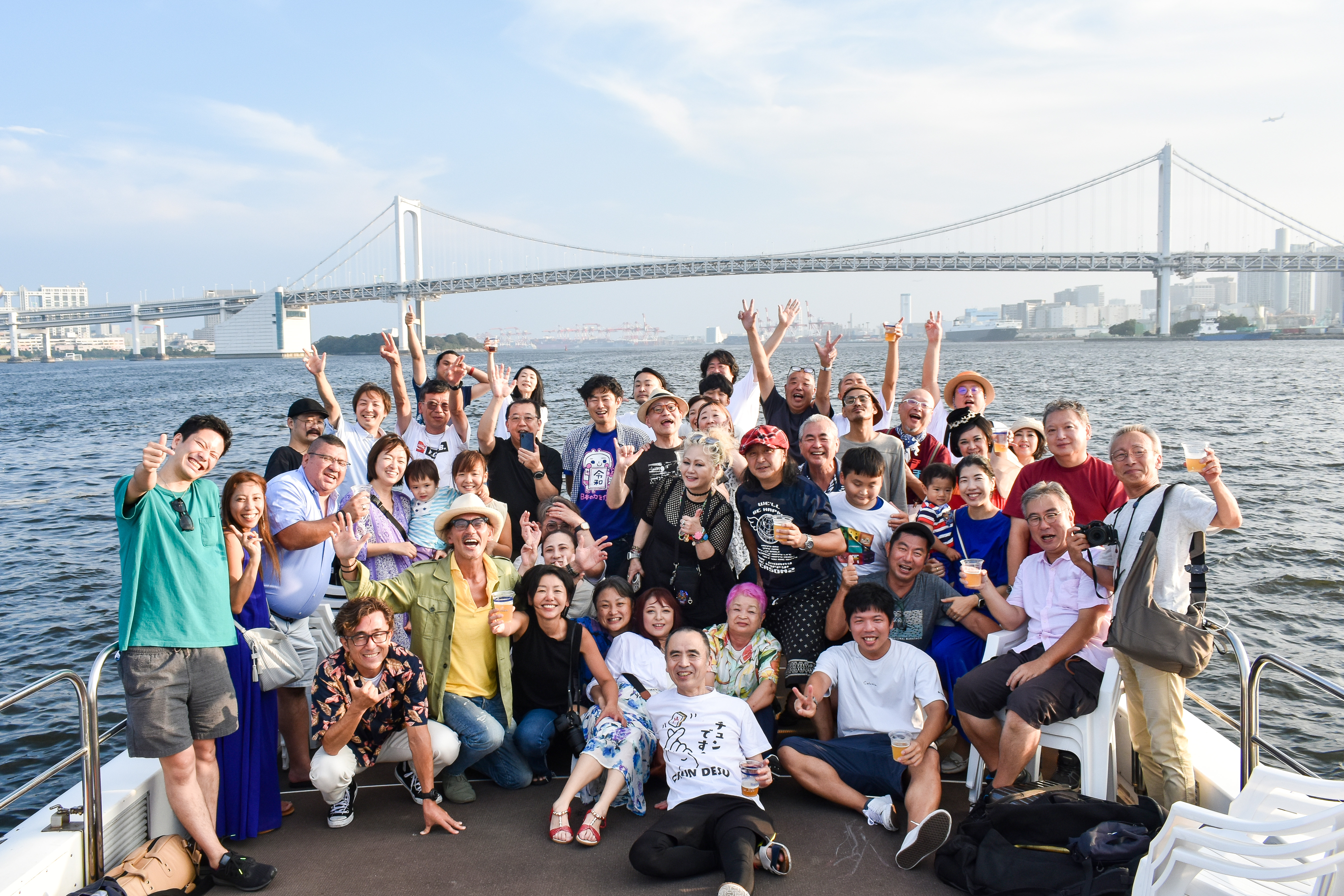 レインボーブリッジを背景に集合写真