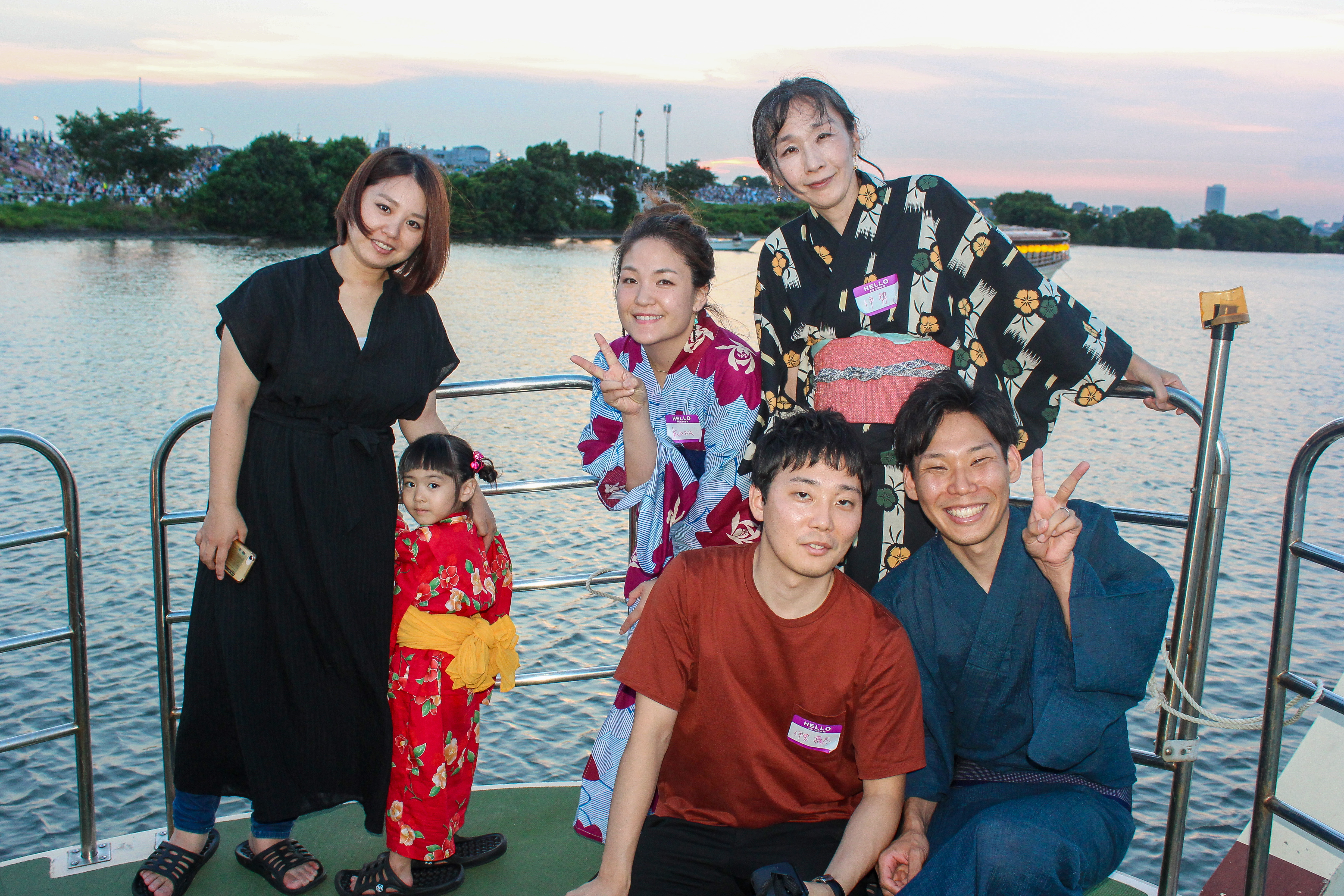 デッキで浴衣姿の記念写真